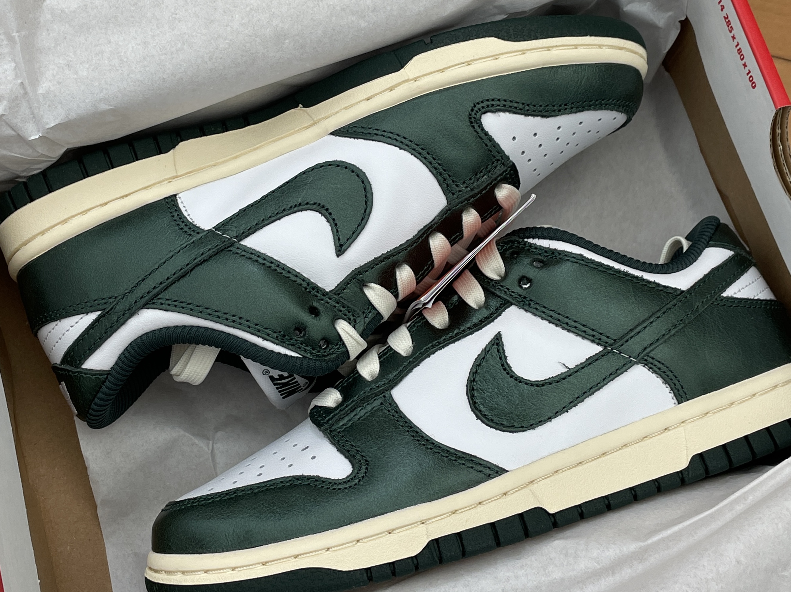(W) Nike Dunk Low Vintage Green 착용 스타일 - 2