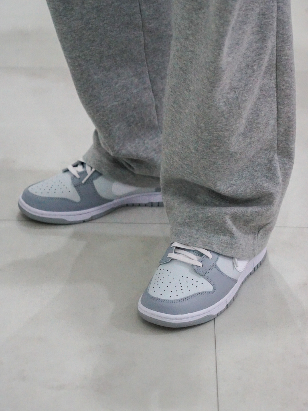 Nike Dunk Low Retro Wolf Grey 착용 스타일 - 2