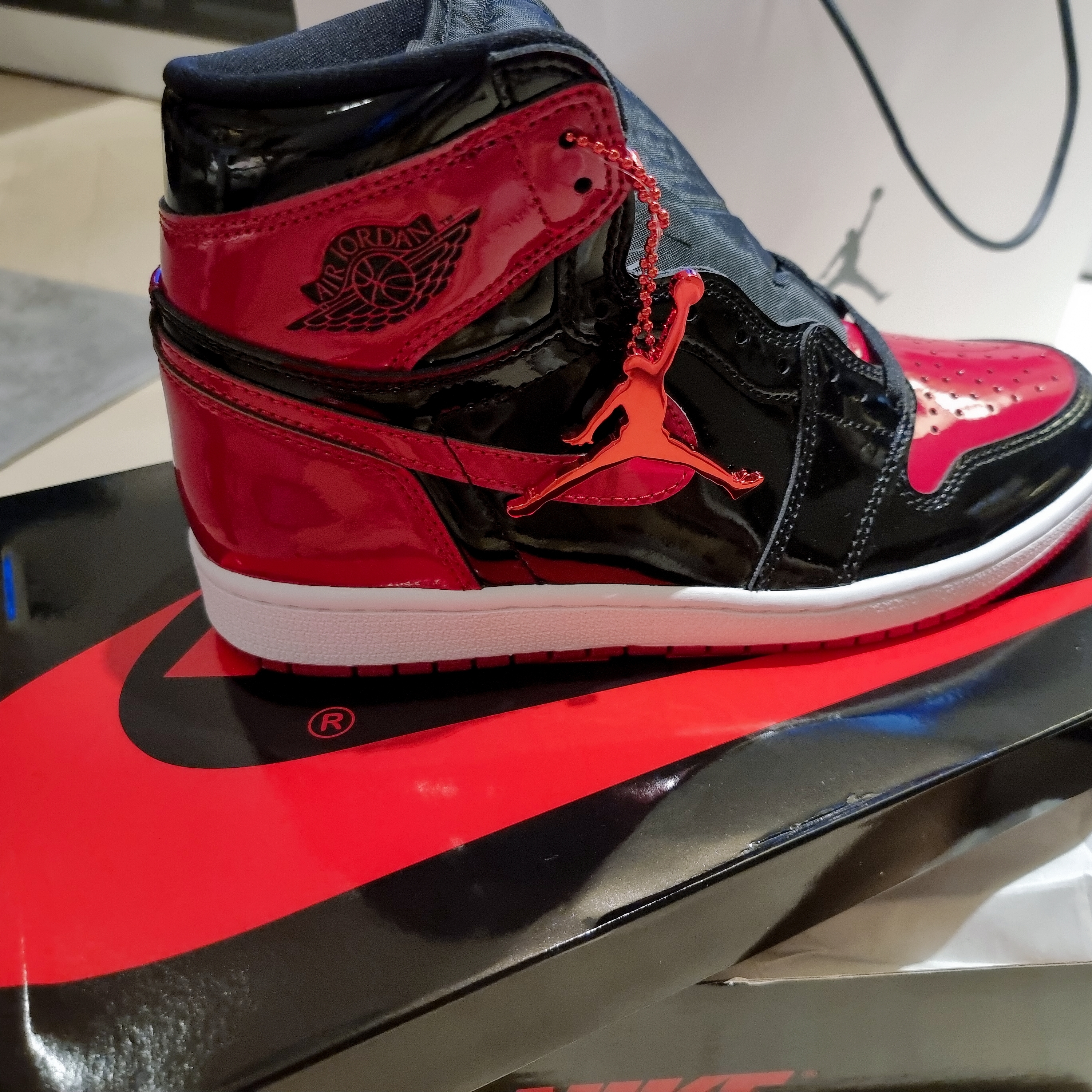 Jordan 1 Retro High OG Patent Bred 착용 스타일 - 3