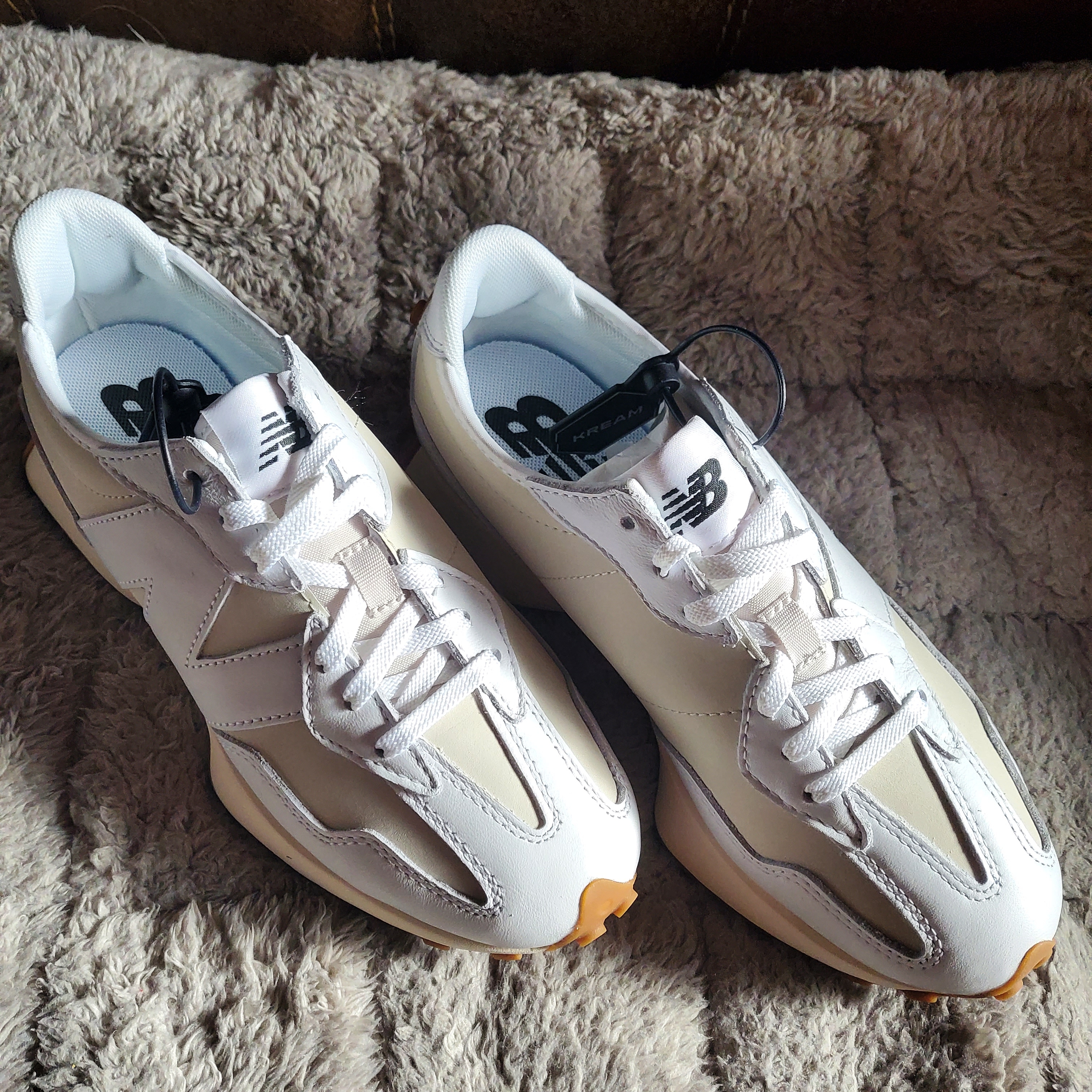 (W) New Balance 327 Leather White Moonbeam 착용 스타일 - 3