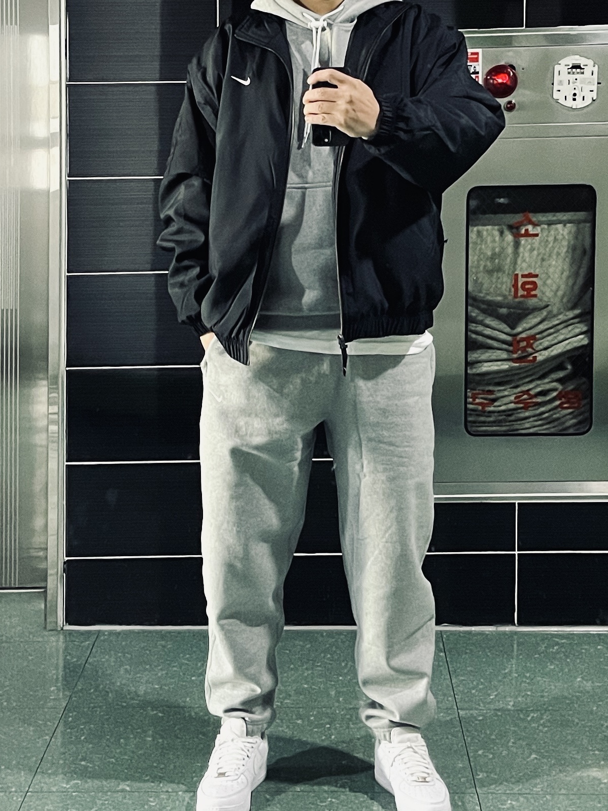 Nike NRG Solo Swoosh Fleece Pants Dark Grey Heather - US/EU, Nike NRG Solo Swoosh Satin Bomber Jacket Black Kumquat - US/EU 착용 스타일