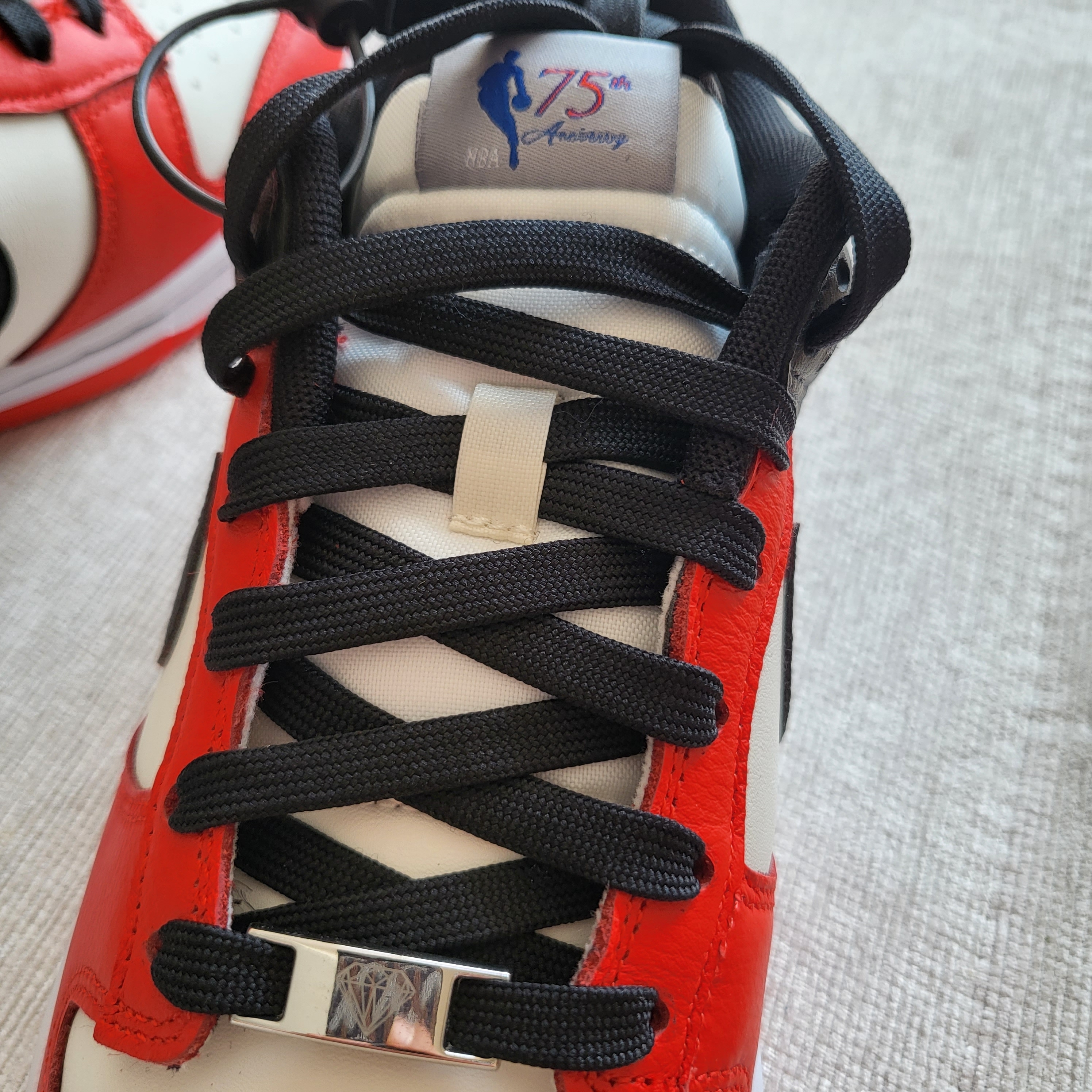 Nike x NBA Dunk Low Retro EMB Black and Chile Red 착용 스타일 - 3