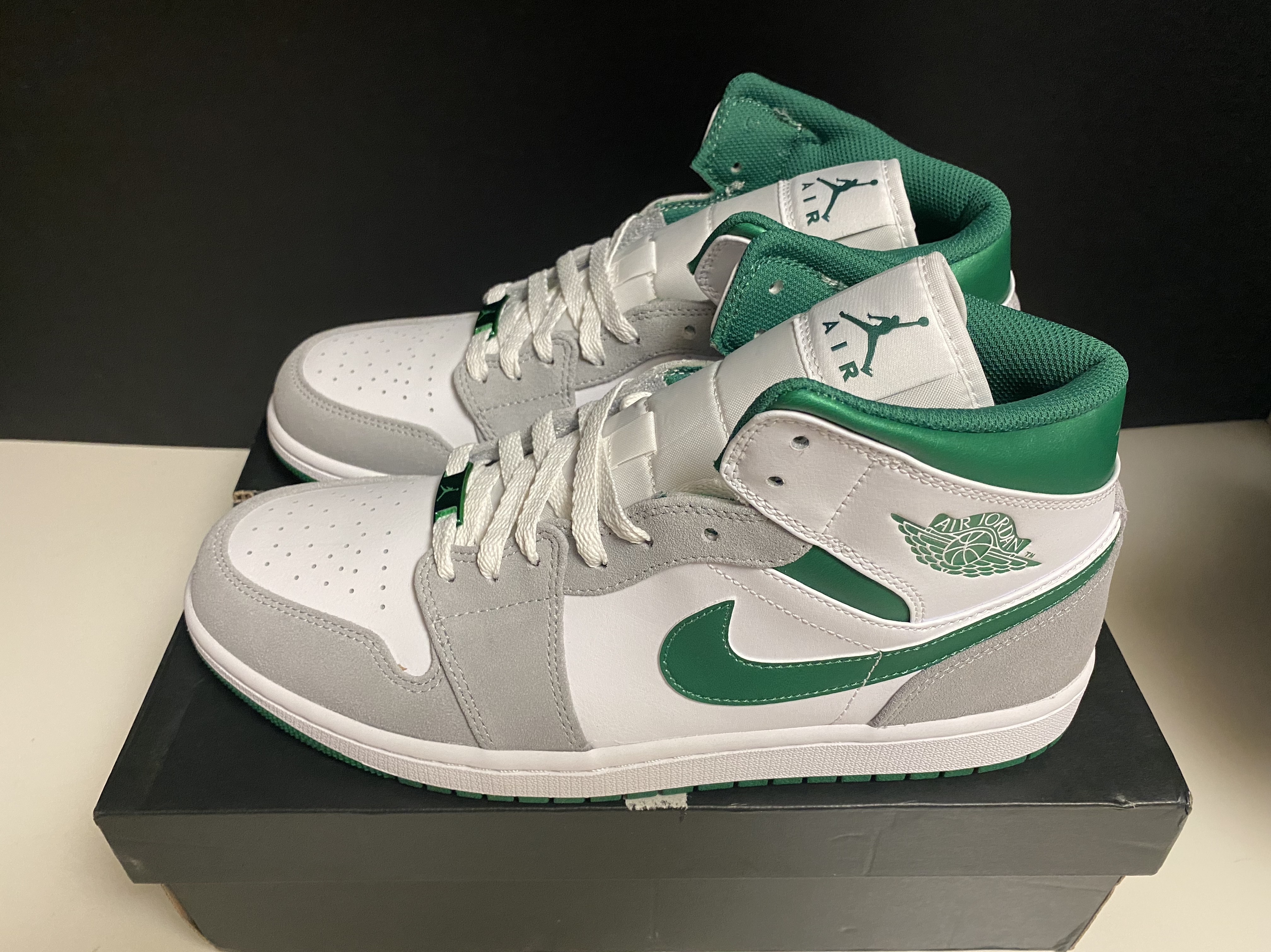 Jordan 1 Mid SE Pine Green Light Smoke Grey 착용 스타일 - 3