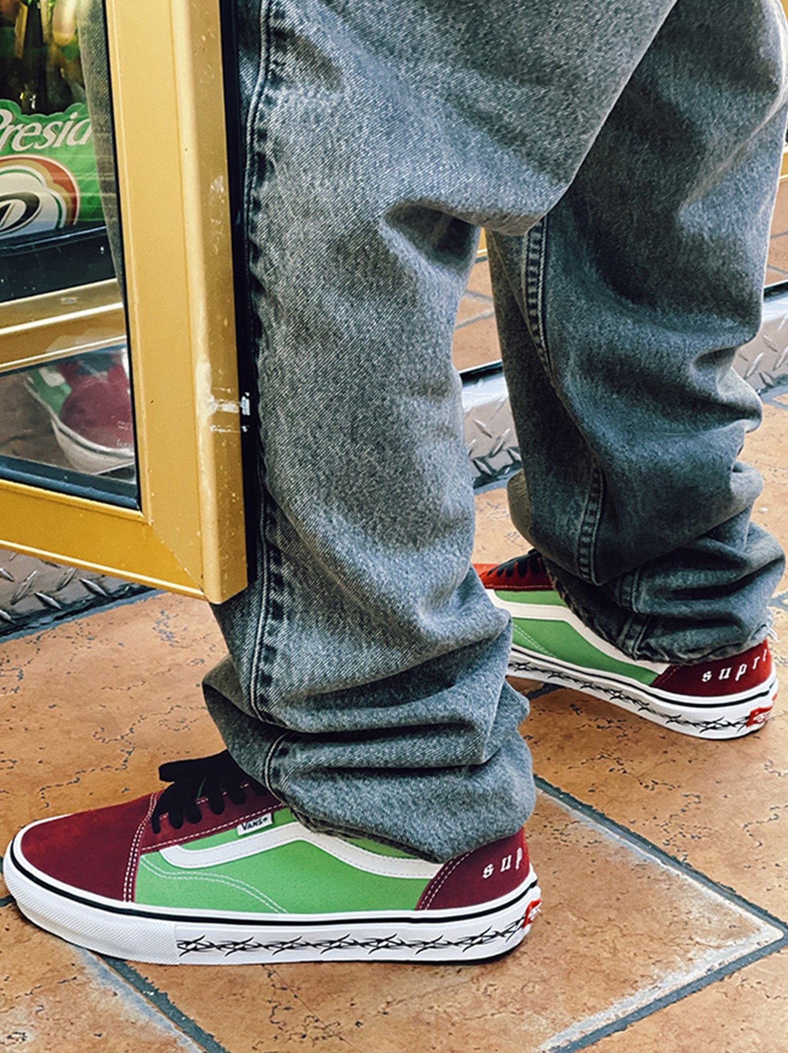 Vans x Supreme Old Skool Tribal Green Burgundy 착용 스타일 - 2