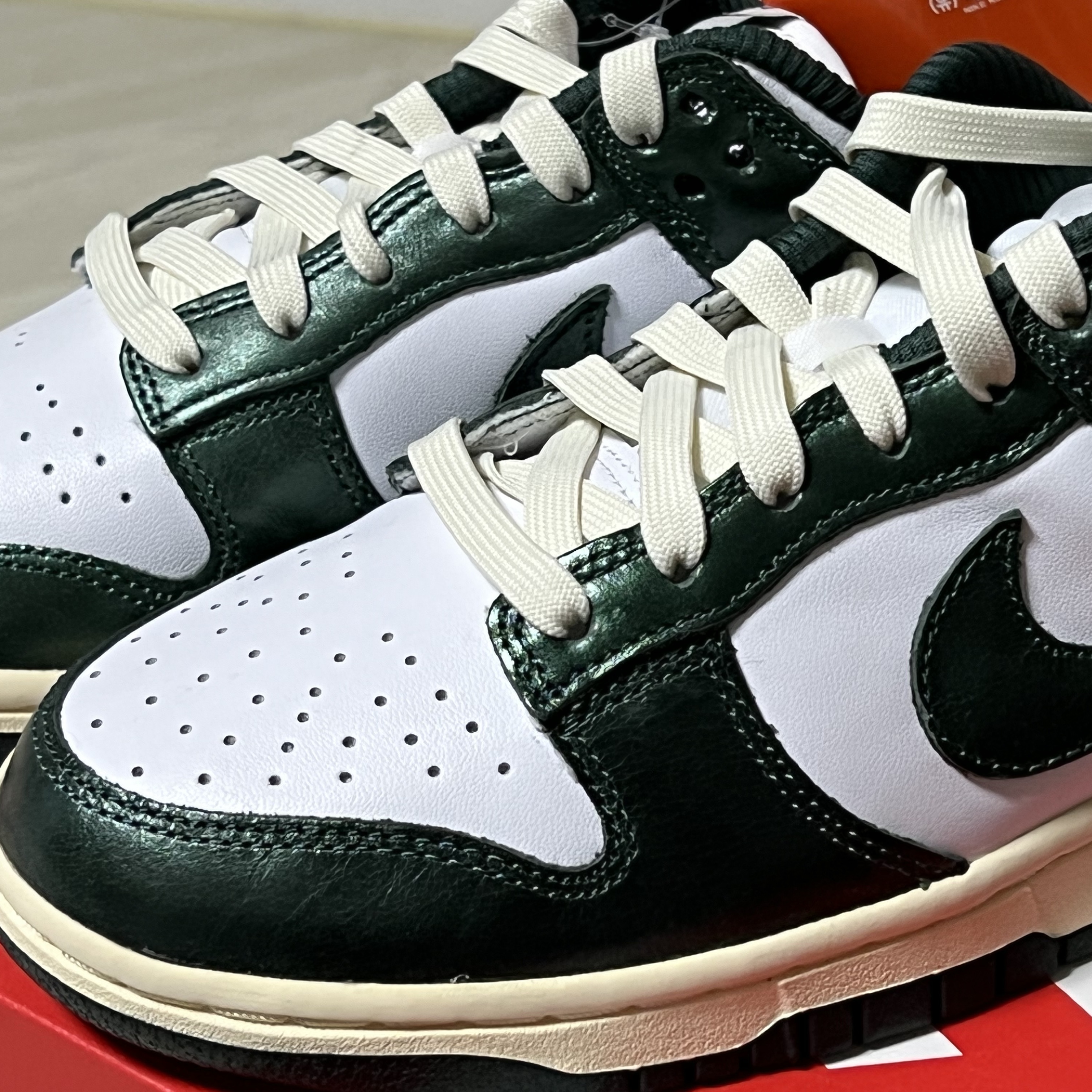 (W) Nike Dunk Low Vintage Green 착용 스타일 - 1