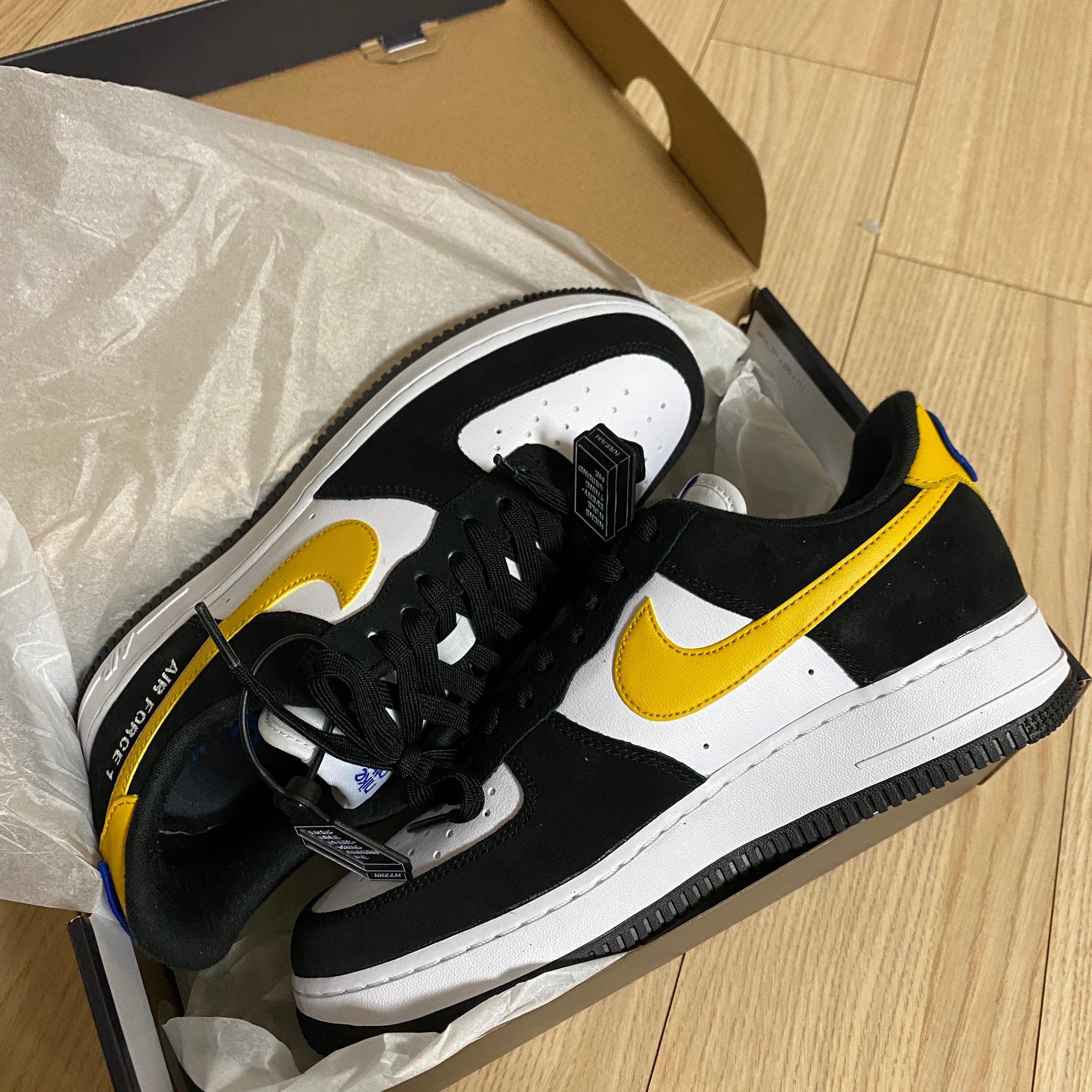 Nike Air Force 1 '07 LV8 Athletic Club Black Dark Sulfur 착용 스타일