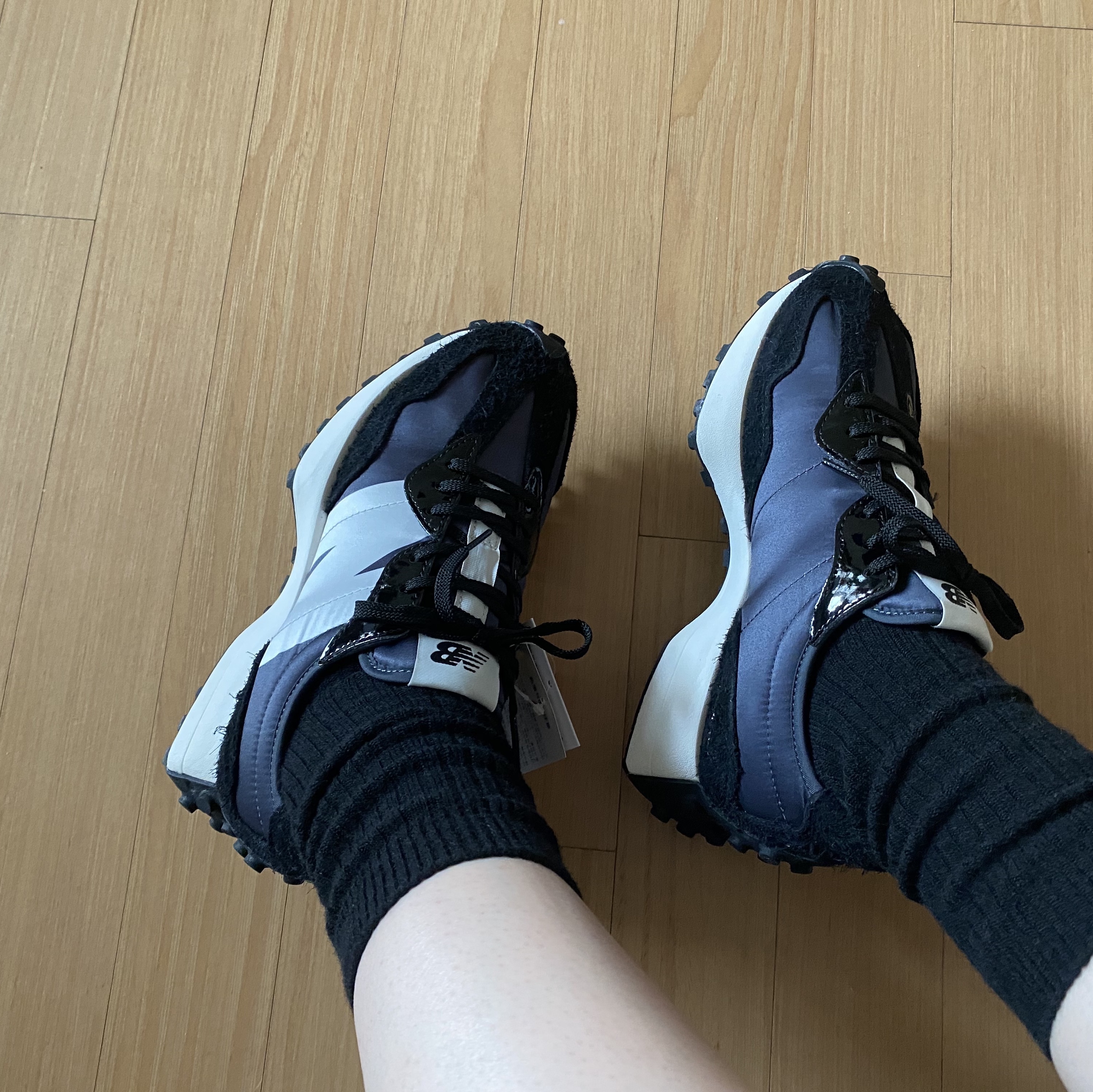 (W) New Balance 327 Black Grey 착용 스타일 - 2