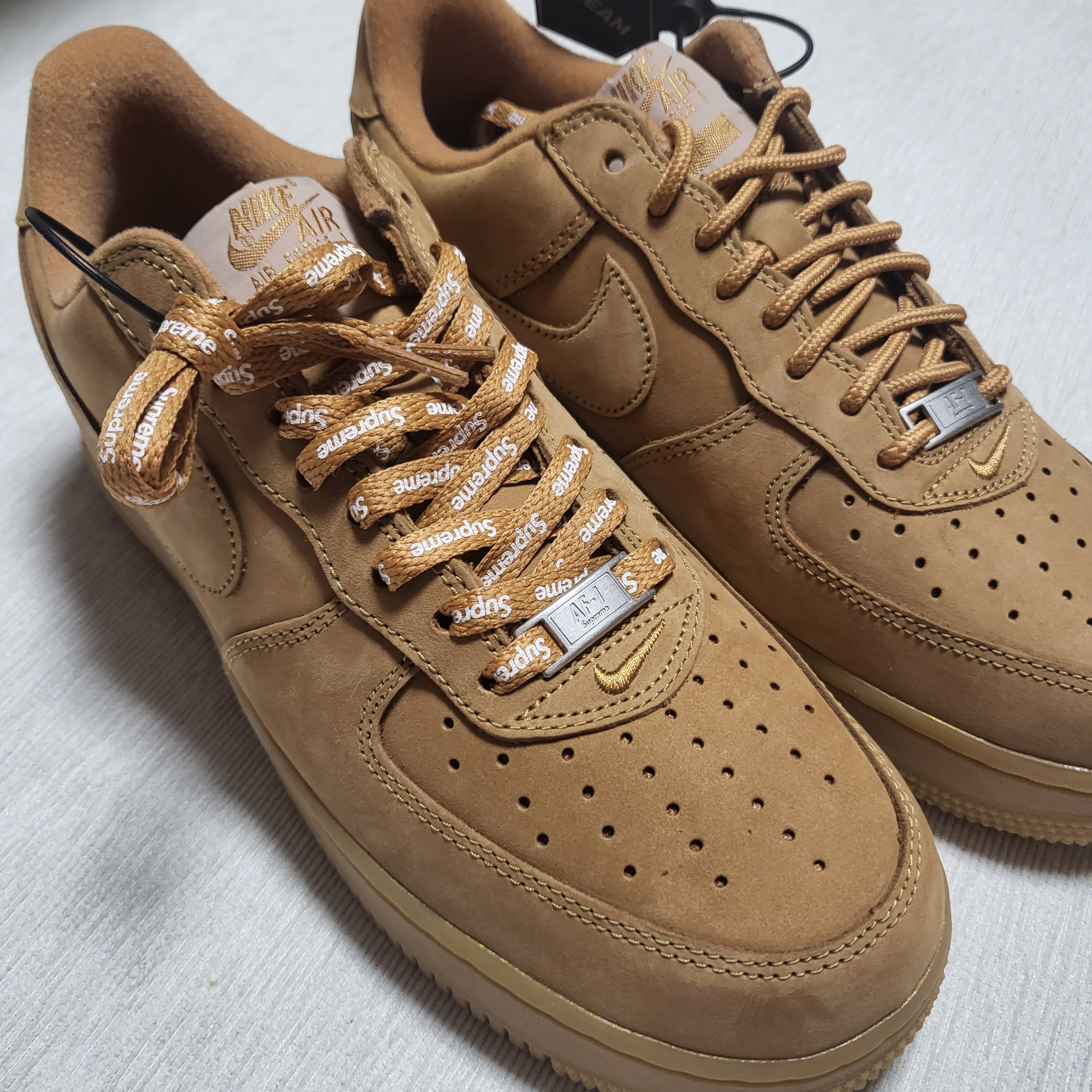 Nike x Supreme Air Force 1 Low Flax 착용 스타일 - 3
