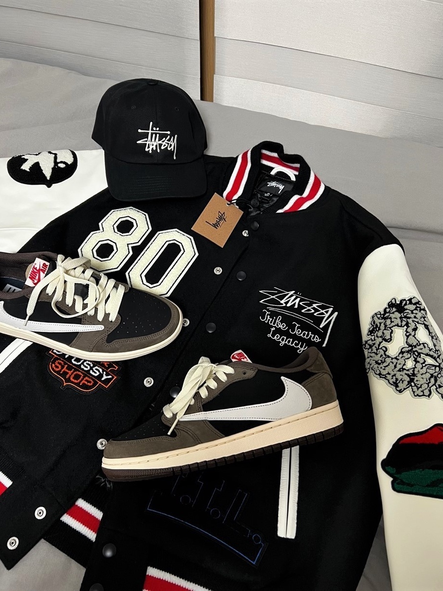 Jordan 1 x Travis Scott Retro Low OG SP Mocha, Stussy x Our Legacy x Denim Tears TTL Varsity Jacket Black 착용 스타일 - 1