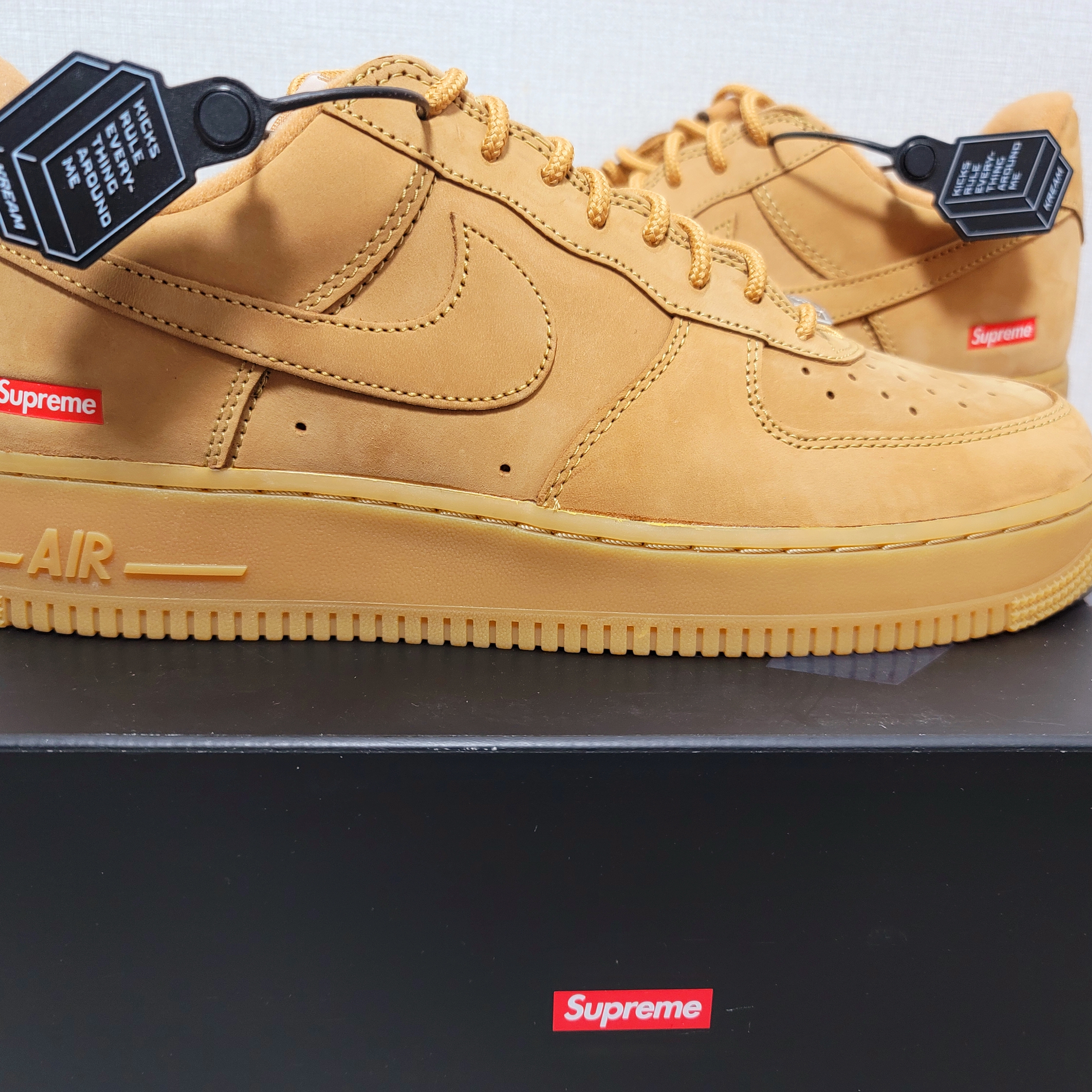Nike x Supreme Air Force 1 Low Flax 착용 스타일 - 2