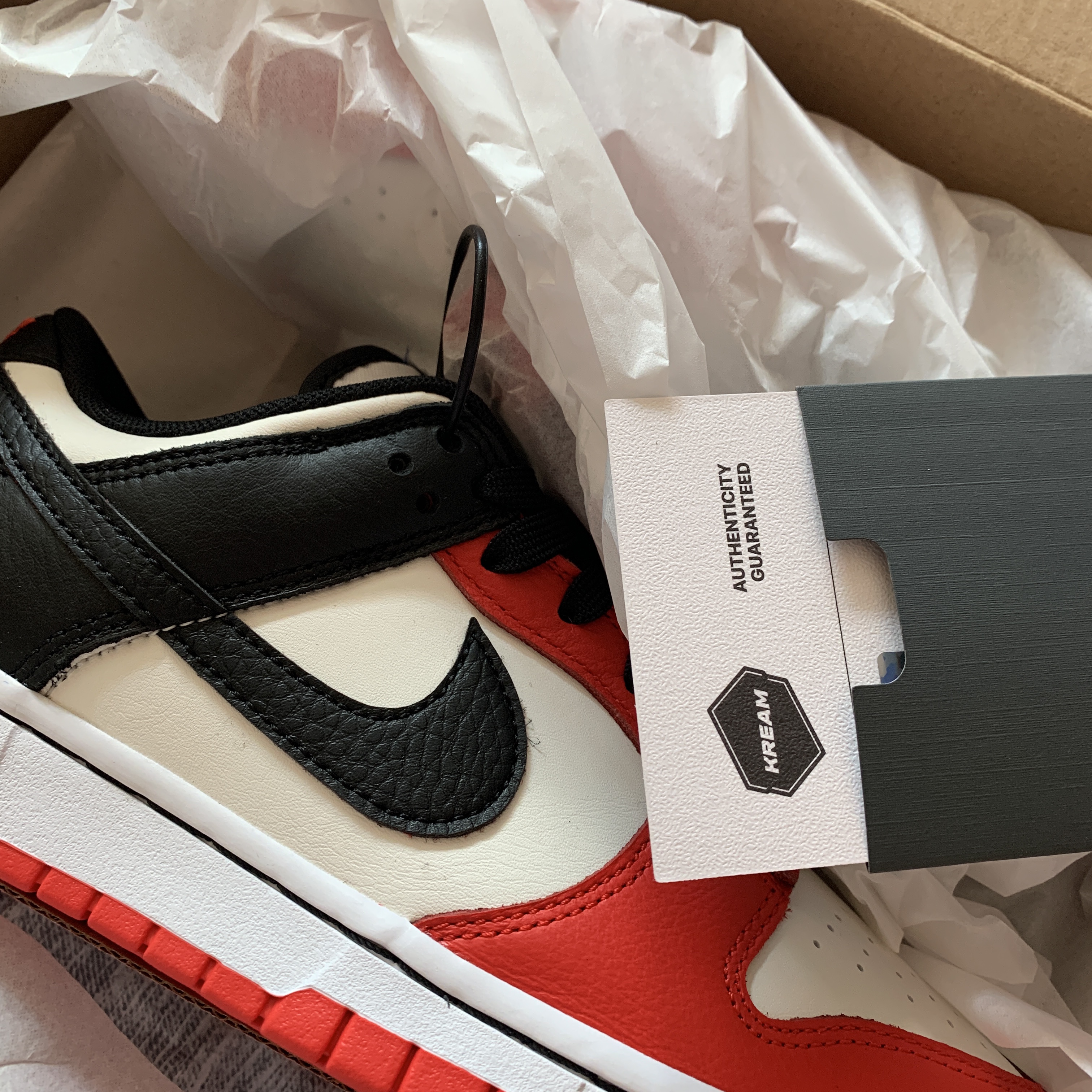 Nike x NBA Dunk Low Retro EMB Black and Chile Red 착용 스타일