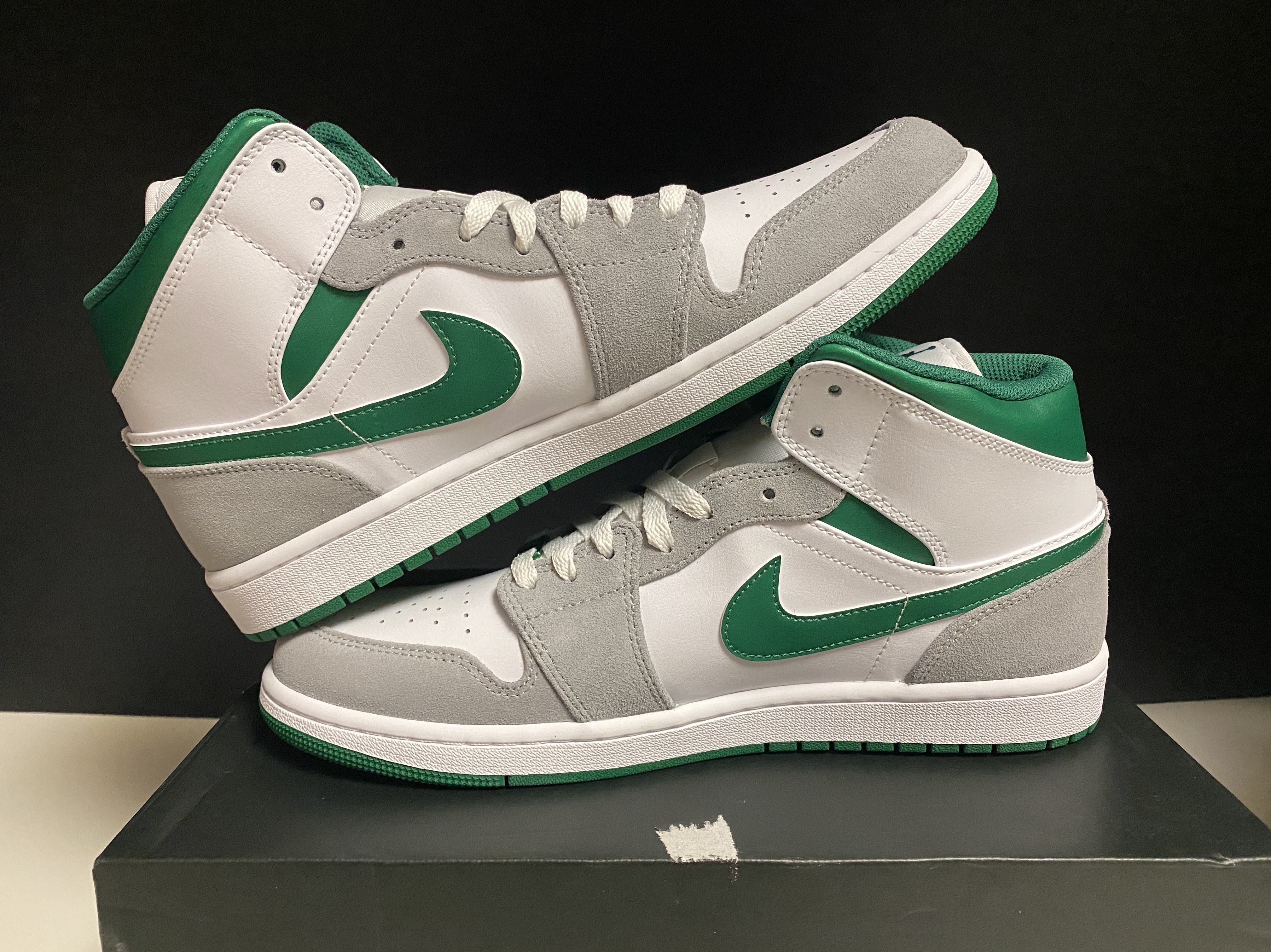 Jordan 1 Mid SE Pine Green Light Smoke Grey 착용 스타일 - 2