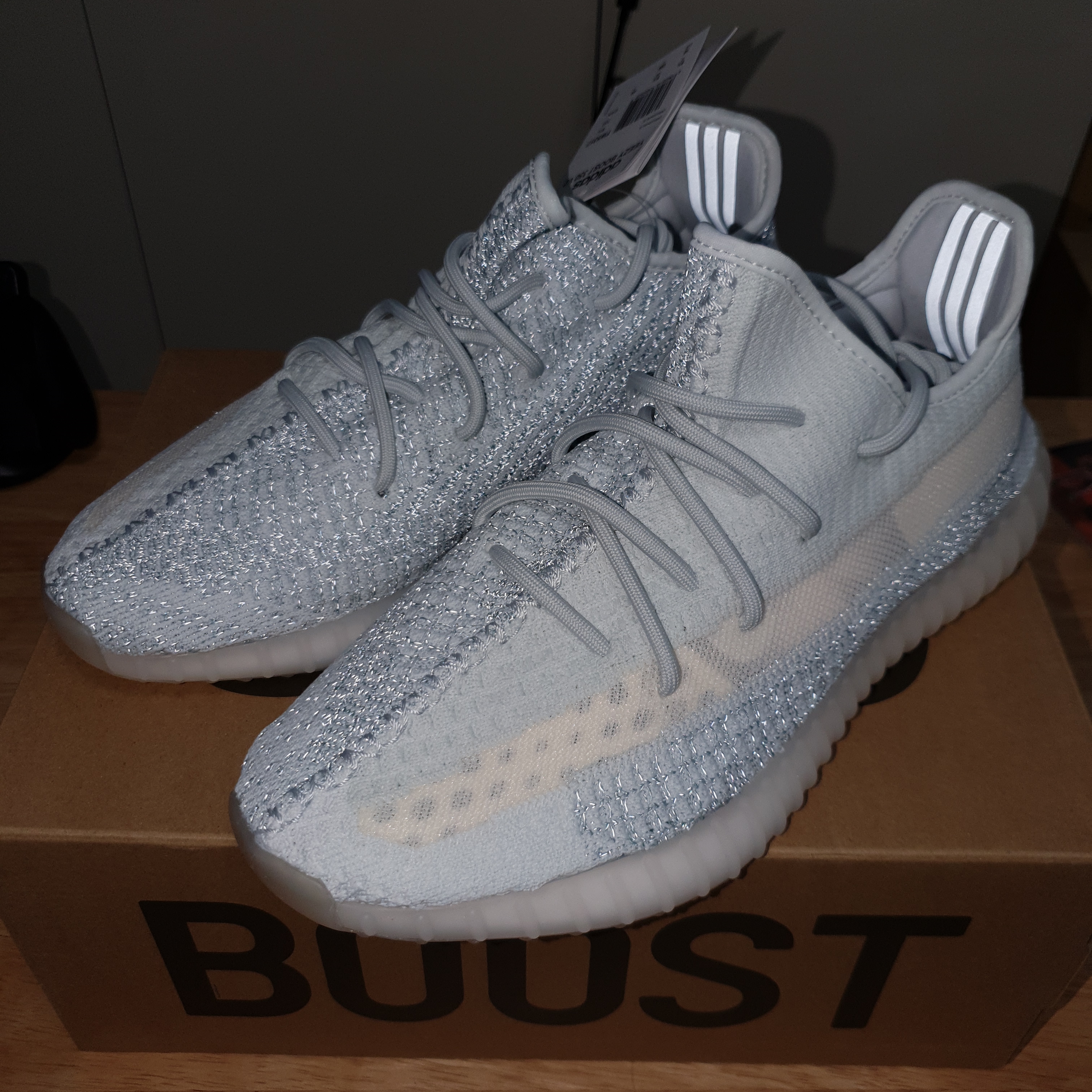 Adidas Yeezy Boost 350 V2 Cloud White - Reflective 착용 스타일 - 2