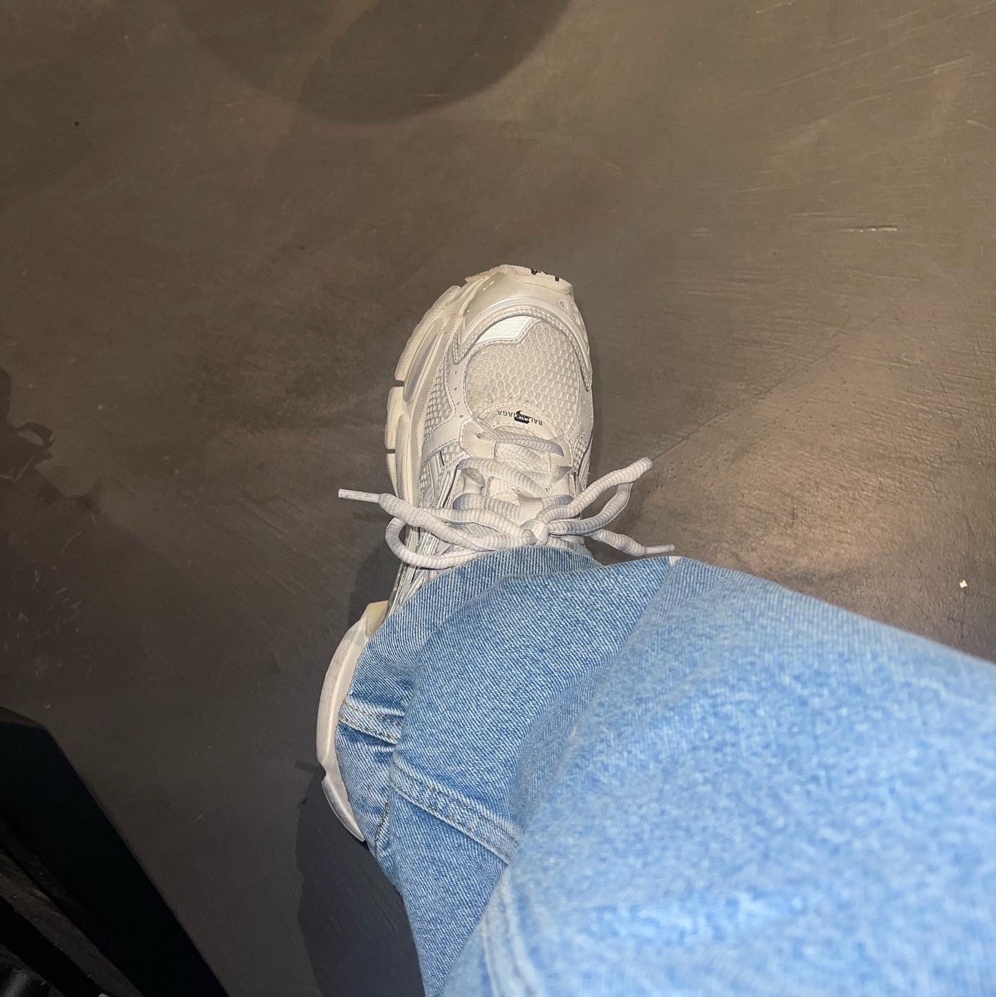 Balenciaga Runner Sneakers White 착용 스타일 - 1