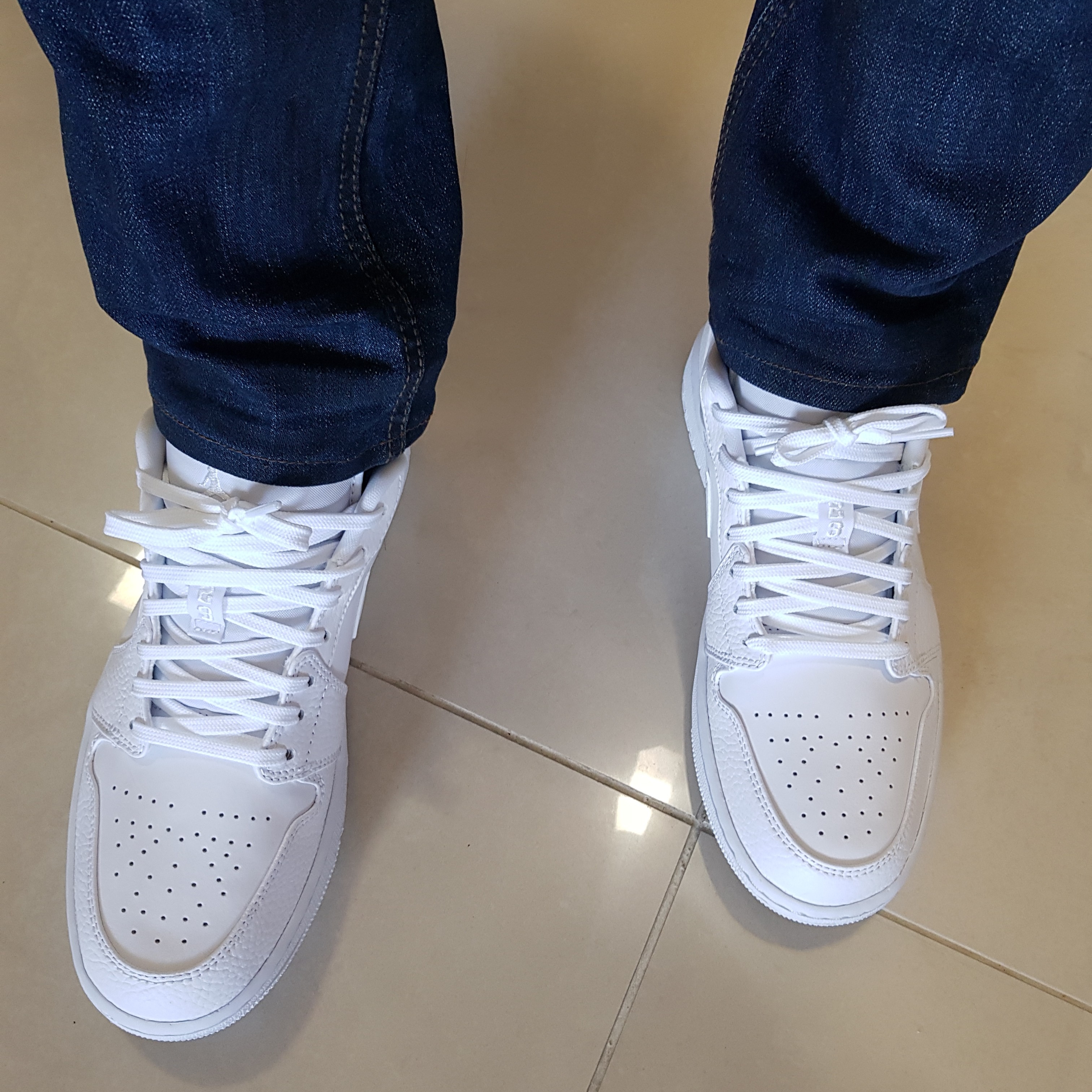 Jordan 1 Low Triple White Tumbled Leather 2020 착용 스타일 - 3
