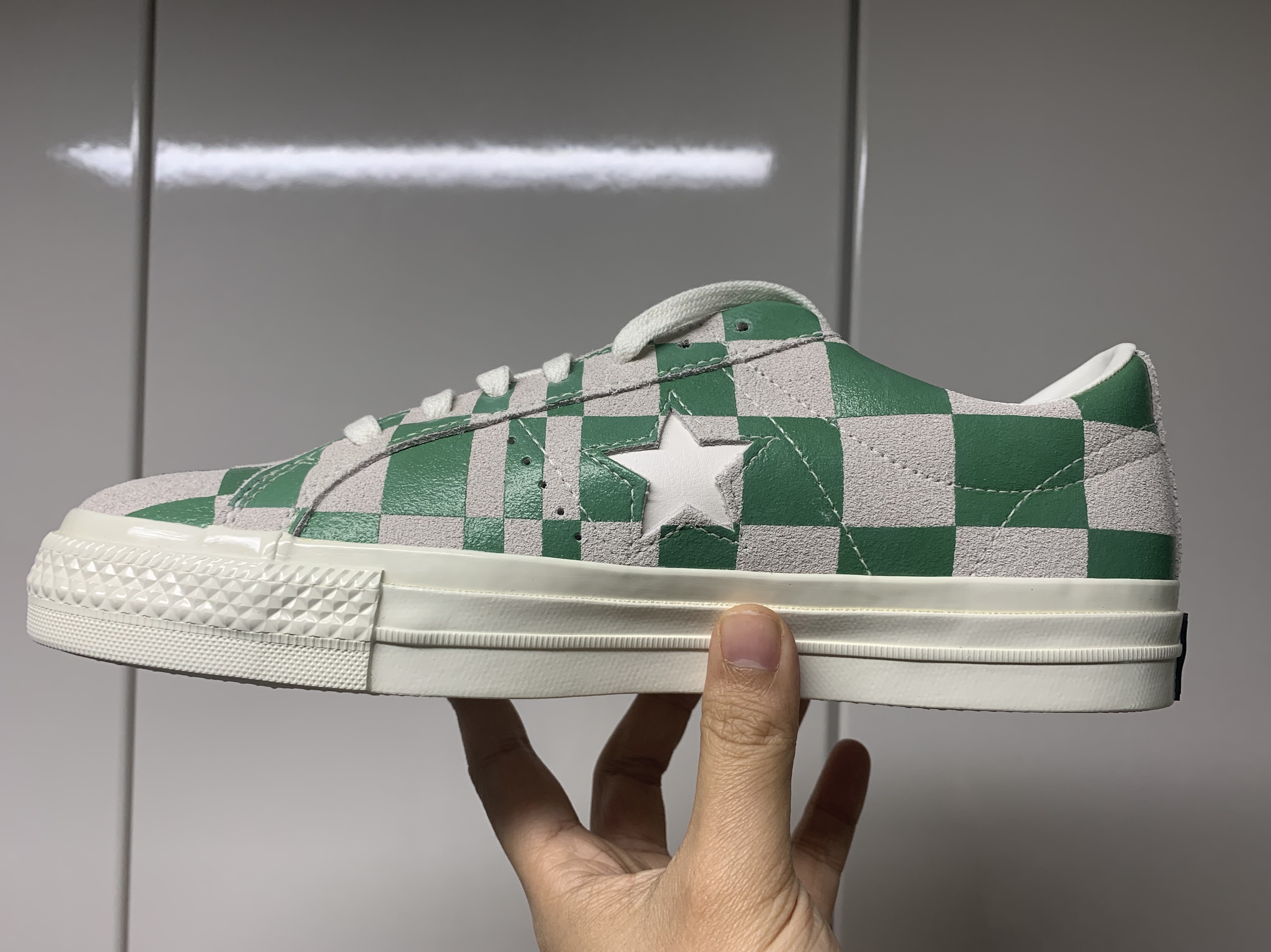 Converse One Star Ox Blocked White Medium Green 착용 스타일 - 2