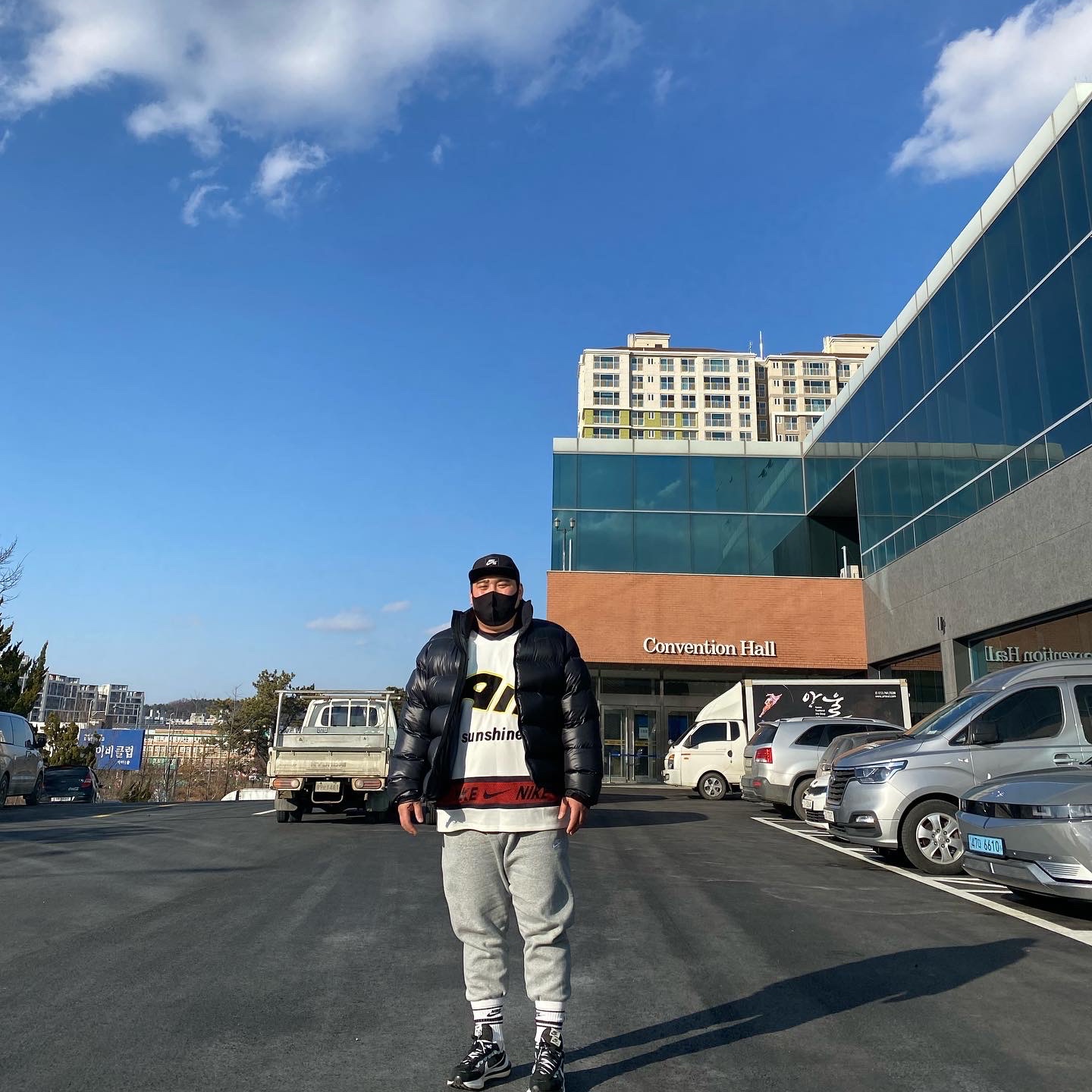 Nike x Drake Nocta Puffer Jacket Black - US/EU, Nike x Cactus Plant Flea Market Hockey Jersey White 착용 스타일 - 3