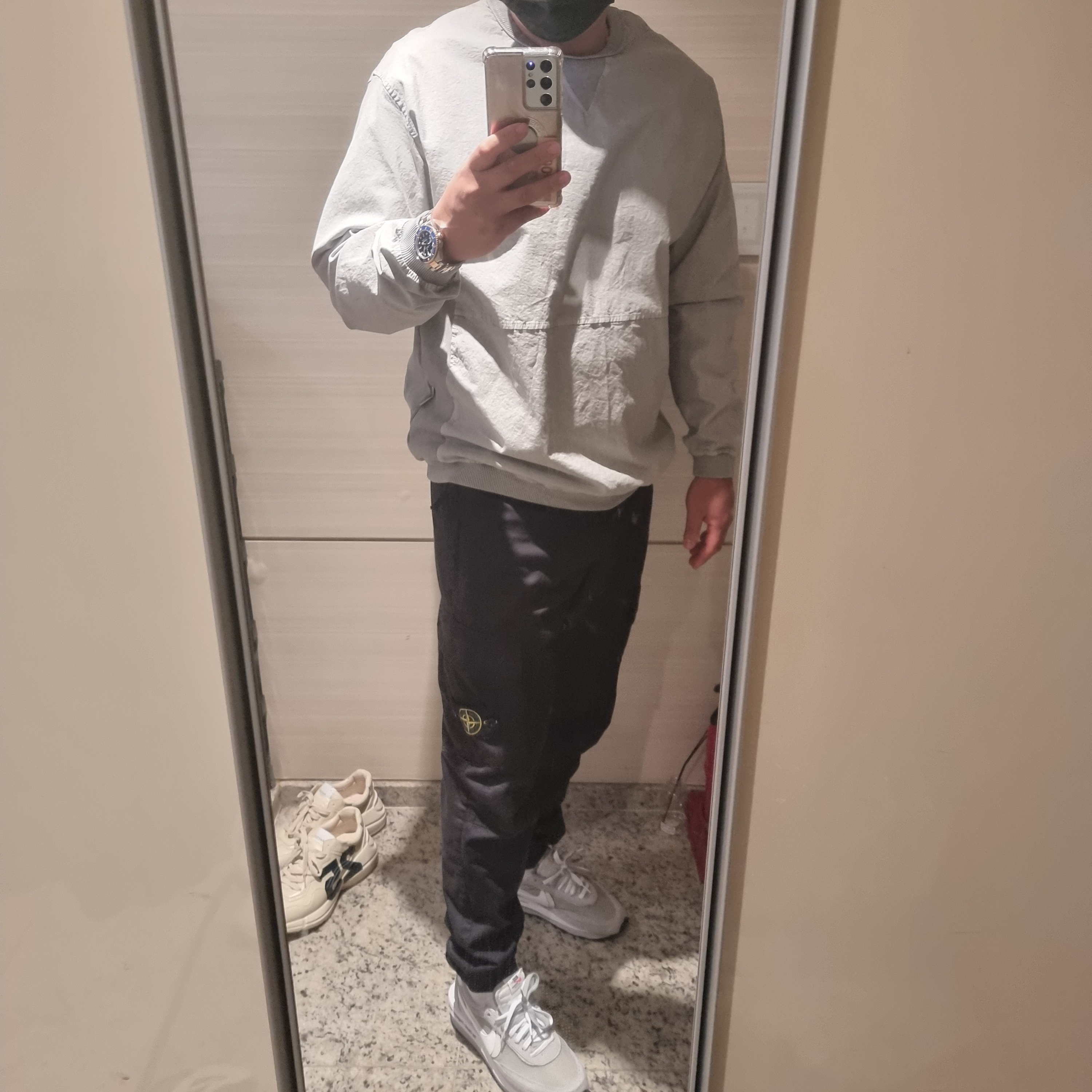 Nike x Sacai x Fragment LDWaffle Light Smoke Grey, Stone Island 313L1 Old Dye Treatment Cargo Pants Black - 21FW 착용 스타일 - 1