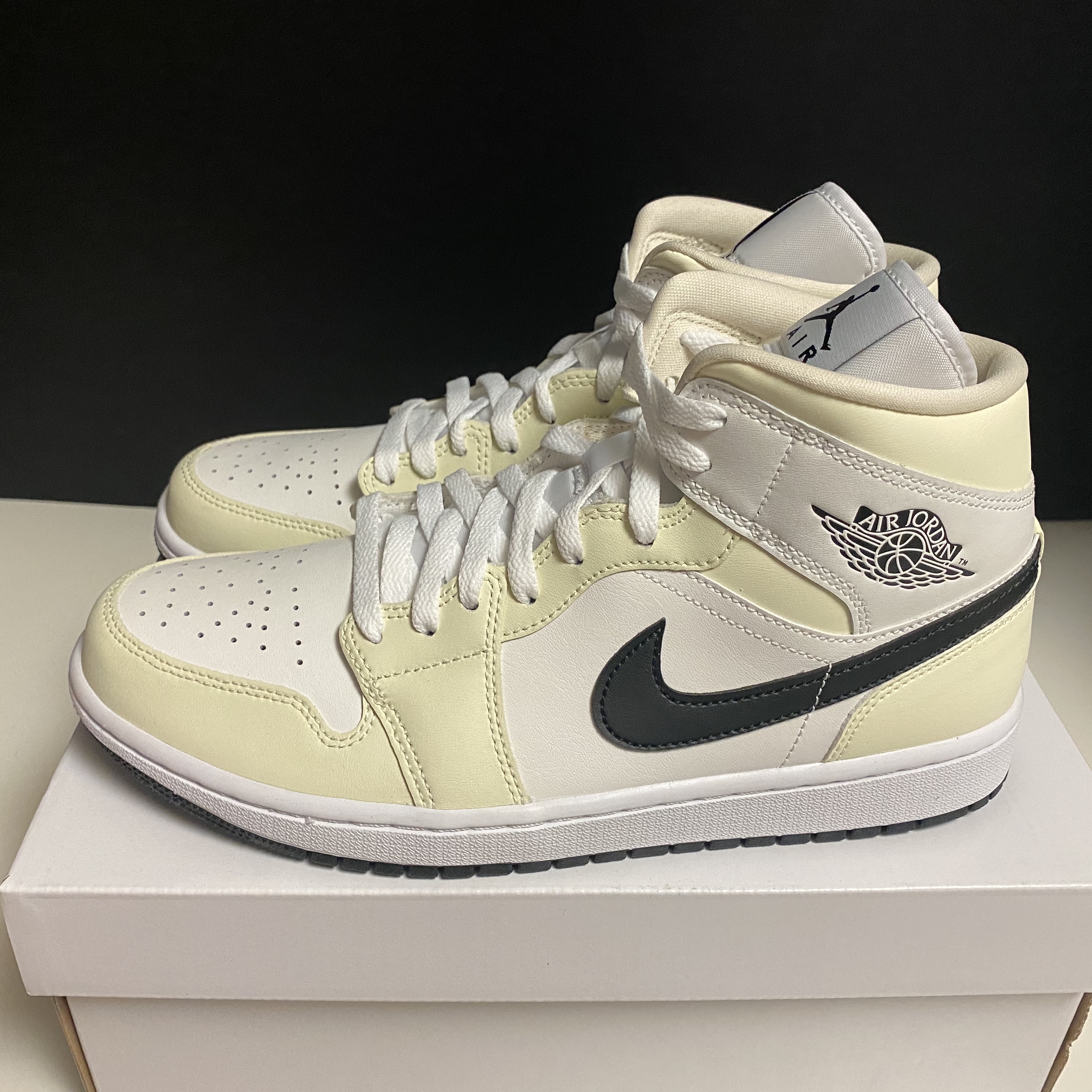 (W) Jordan 1 Mid Coconut Milk 착용 스타일 - 2