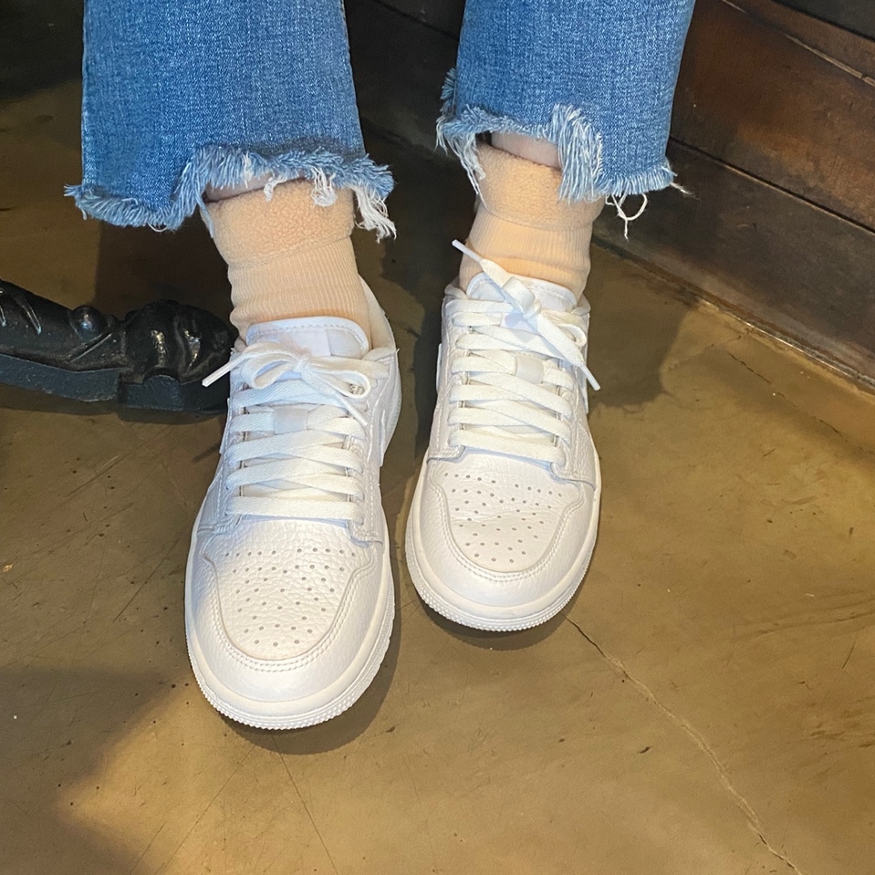 Jordan 1 Low Golf Triple White 착용 스타일 - 4