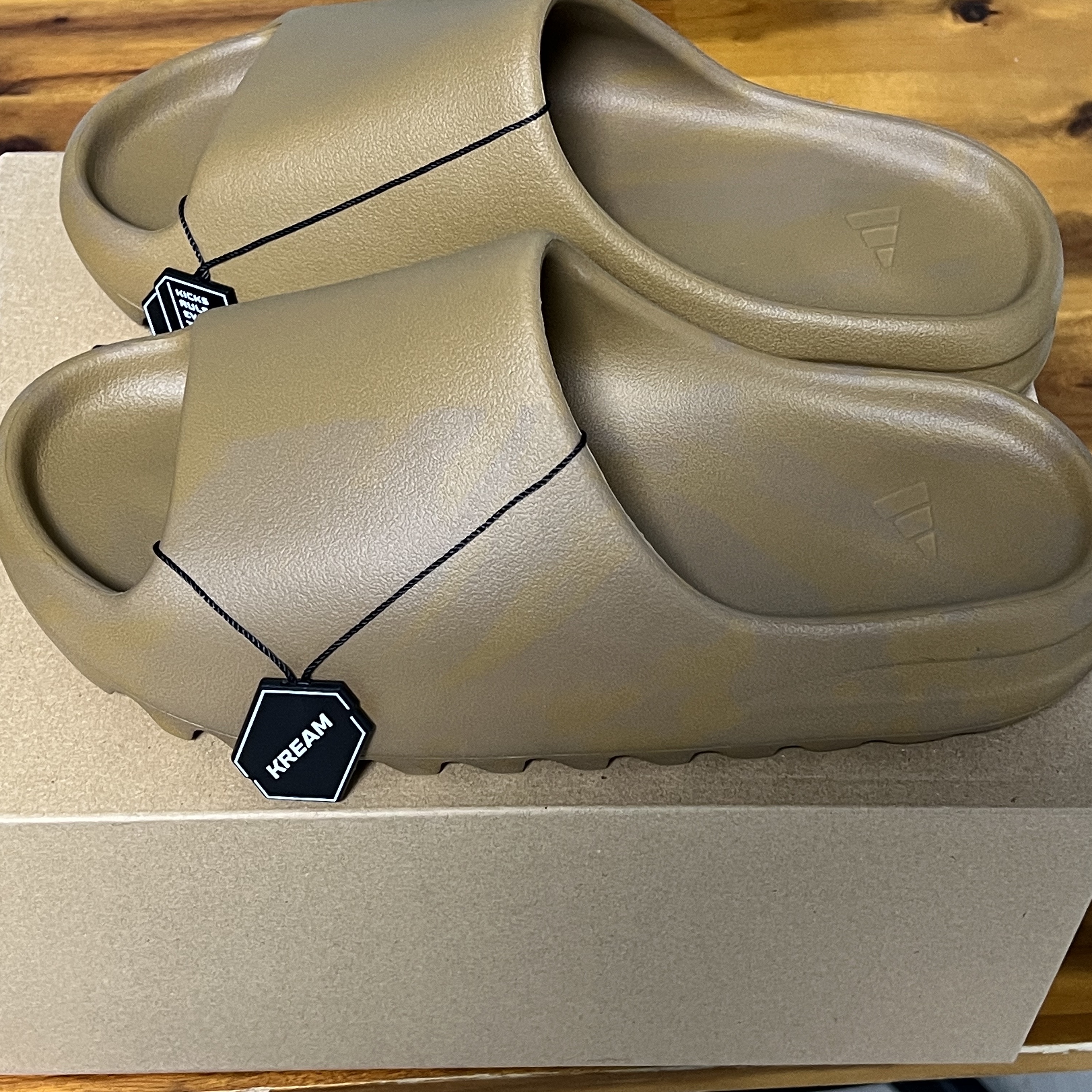 Adidas Yeezy Slide Ochre 착용 스타일 - 1
