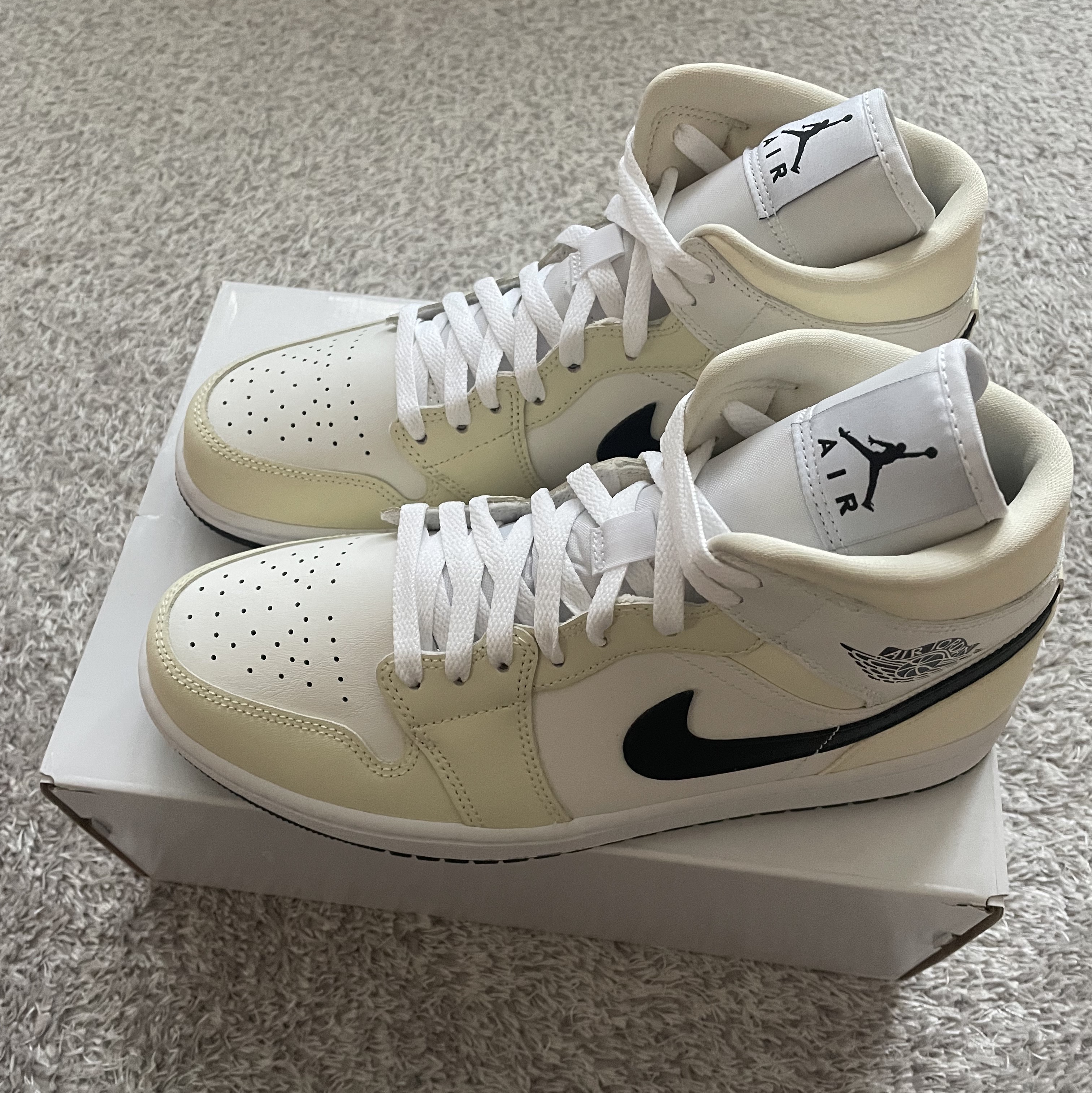 (W) Jordan 1 Mid Coconut Milk 착용 스타일 - 1