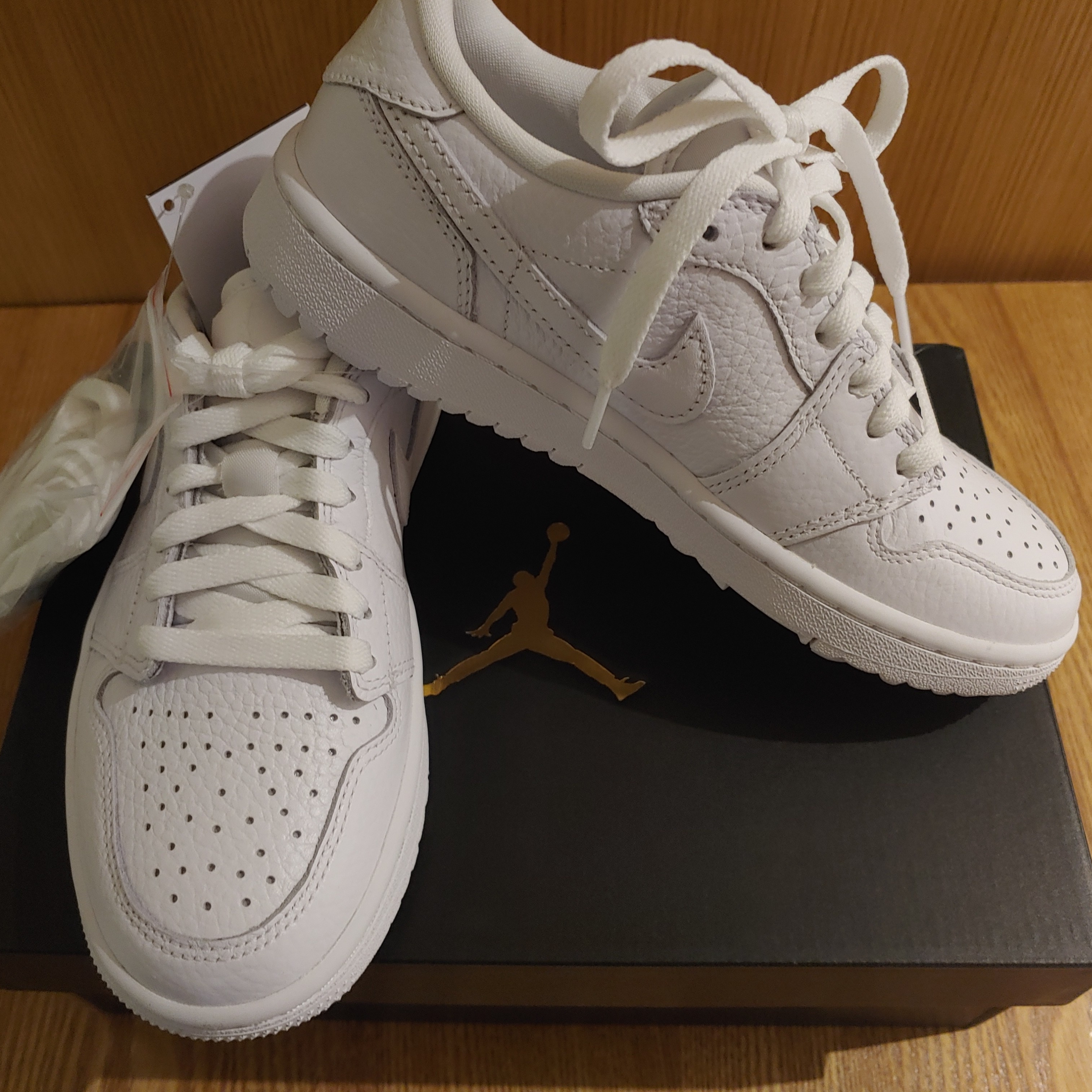 Jordan 1 Low Golf Triple White 착용 스타일 - 3