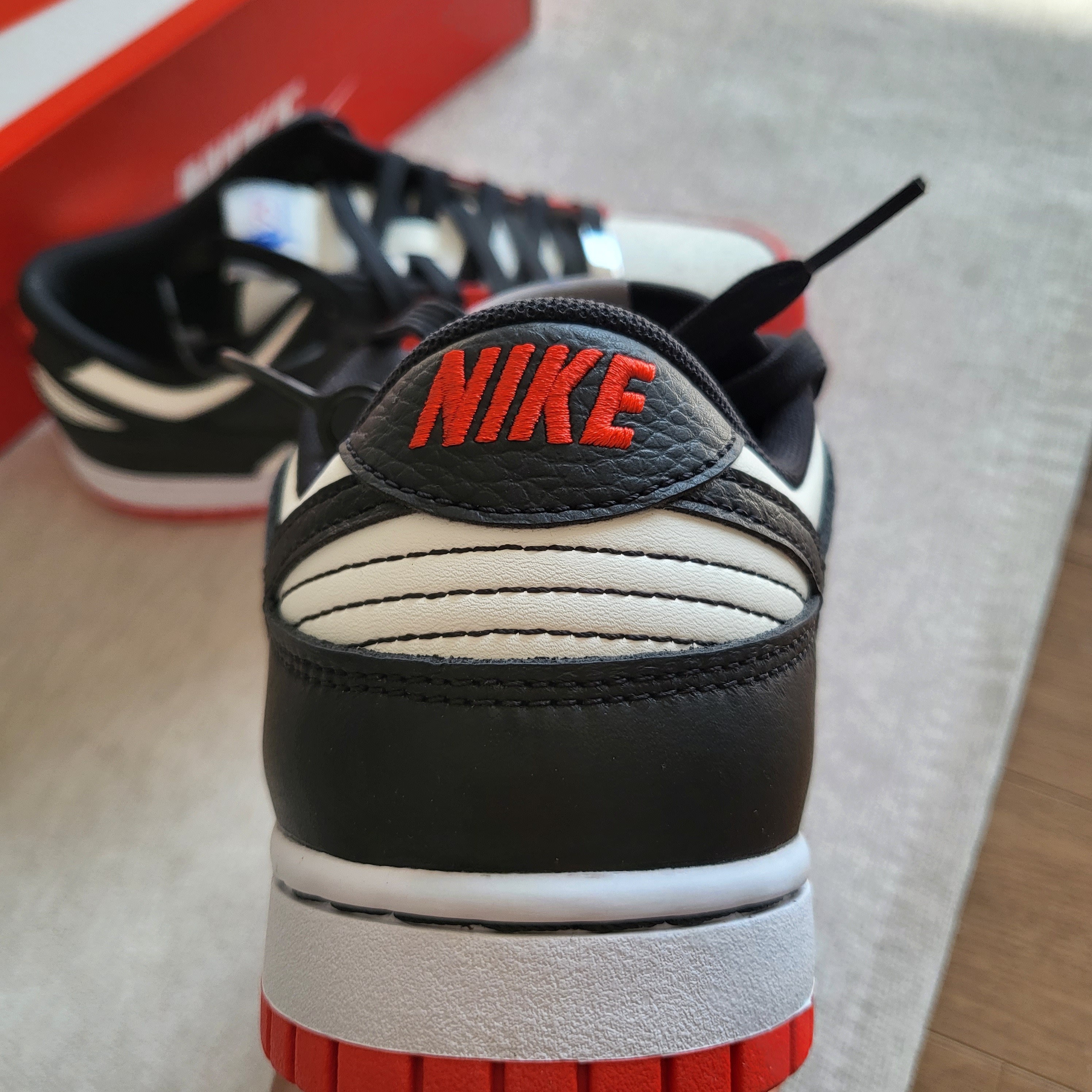 Nike x NBA Dunk Low Retro EMB Black and Chile Red 착용 스타일 - 1