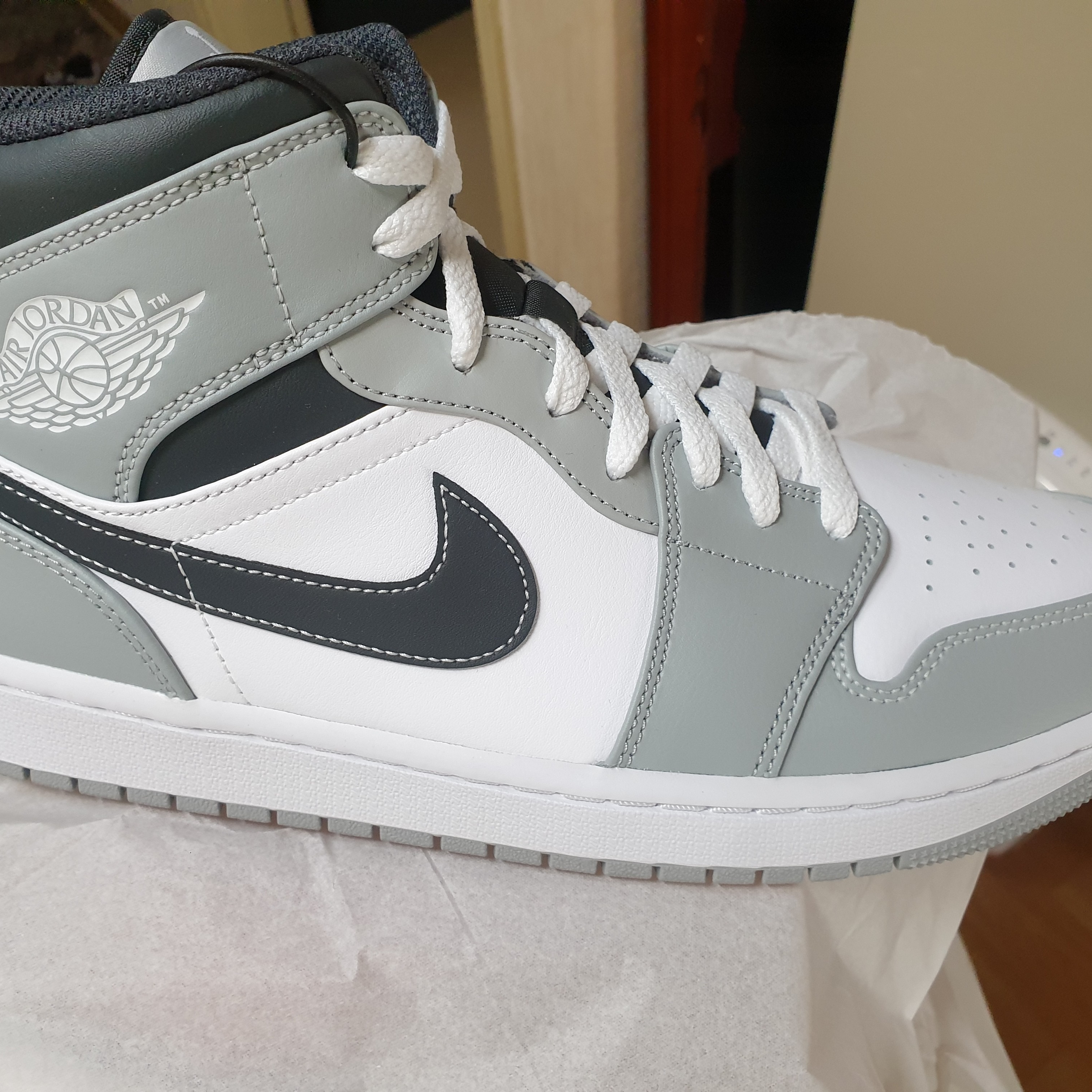 Jordan 1 Mid Light Smoke Grey Anthracite 착용 스타일 - 1