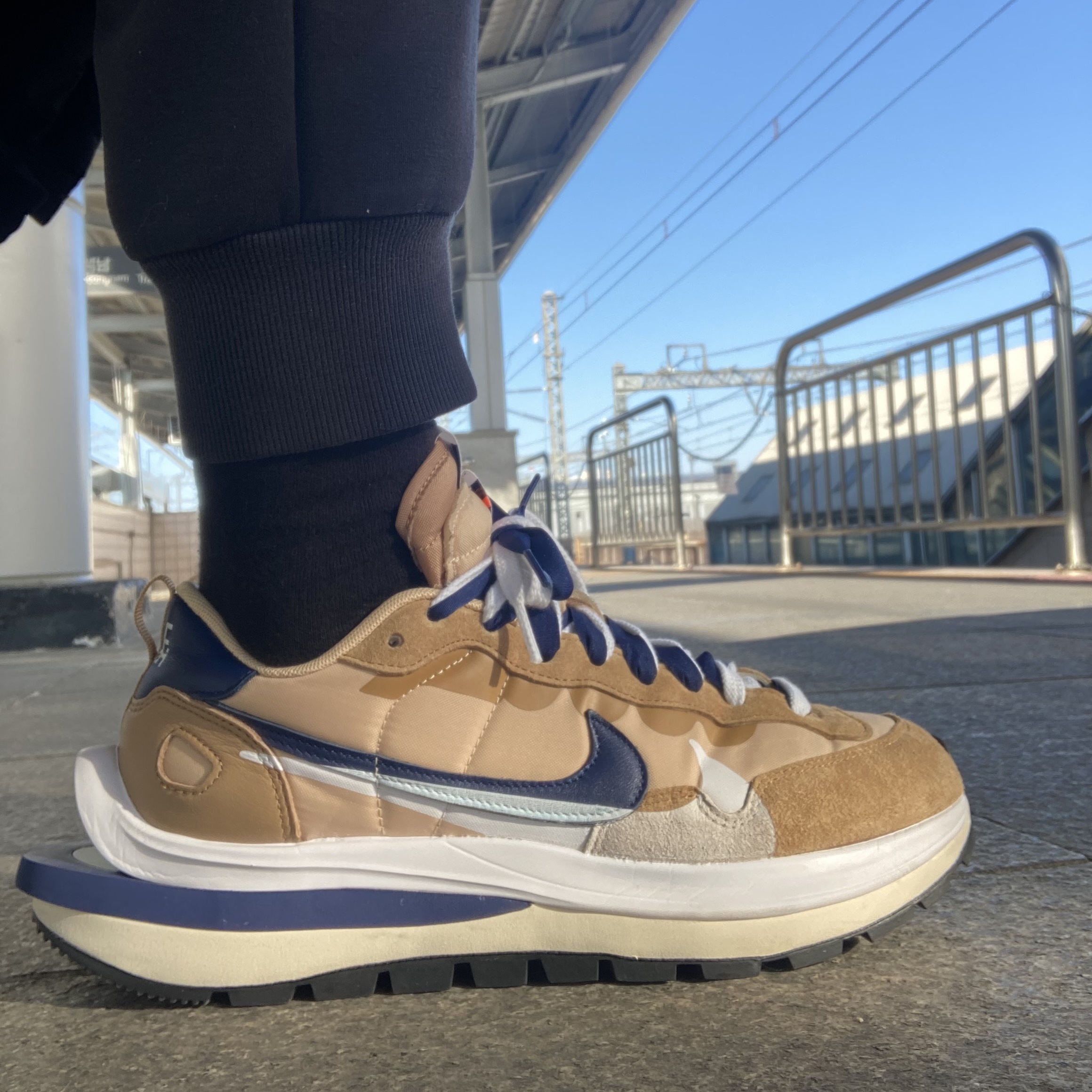 Nike x Sacai VaporWaffle Sesame and Blue Void 착용 스타일 - 1