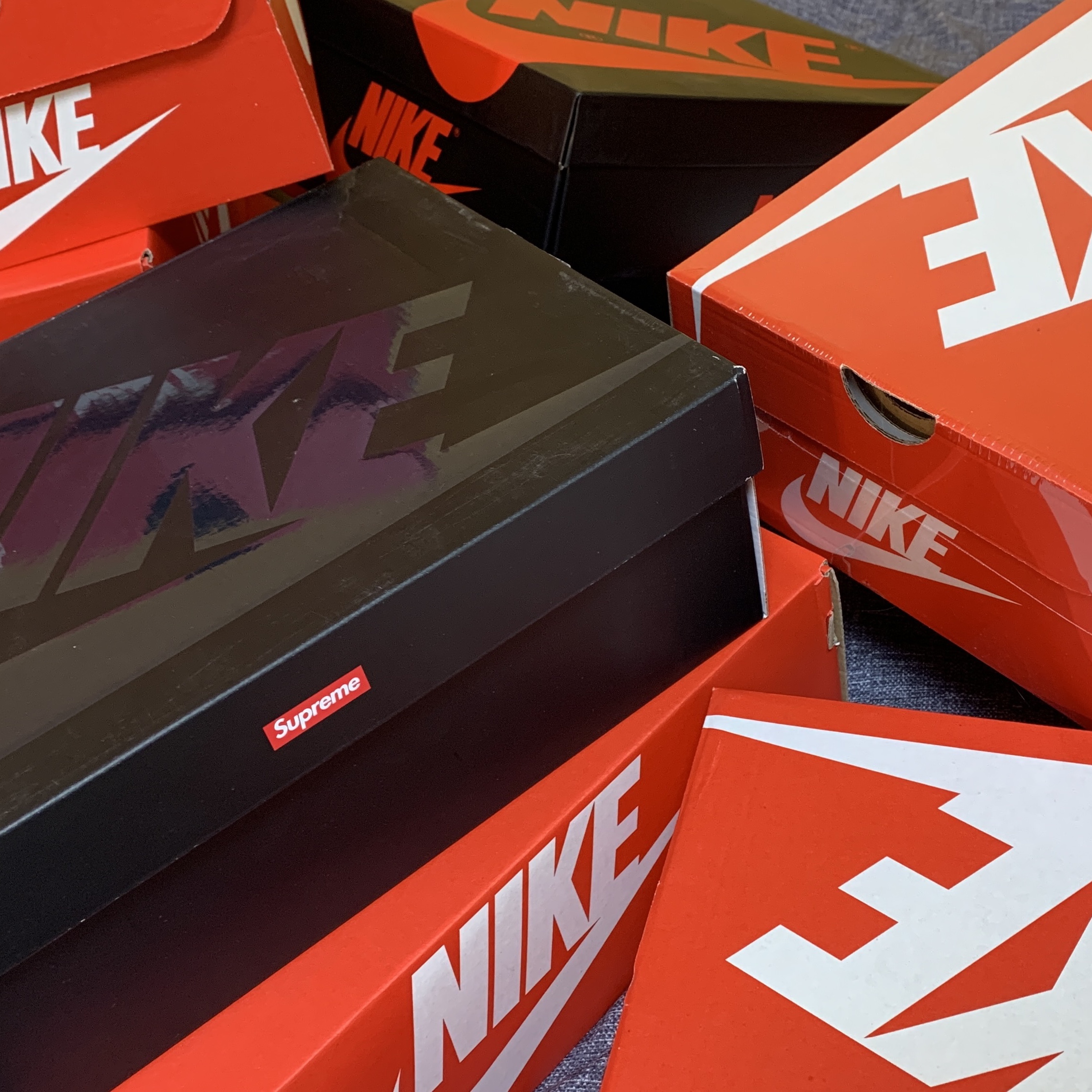 Nike x Supreme Air Force 1 Low Flax, Nike Dunk Low Retro PRM Halloween 착용 스타일