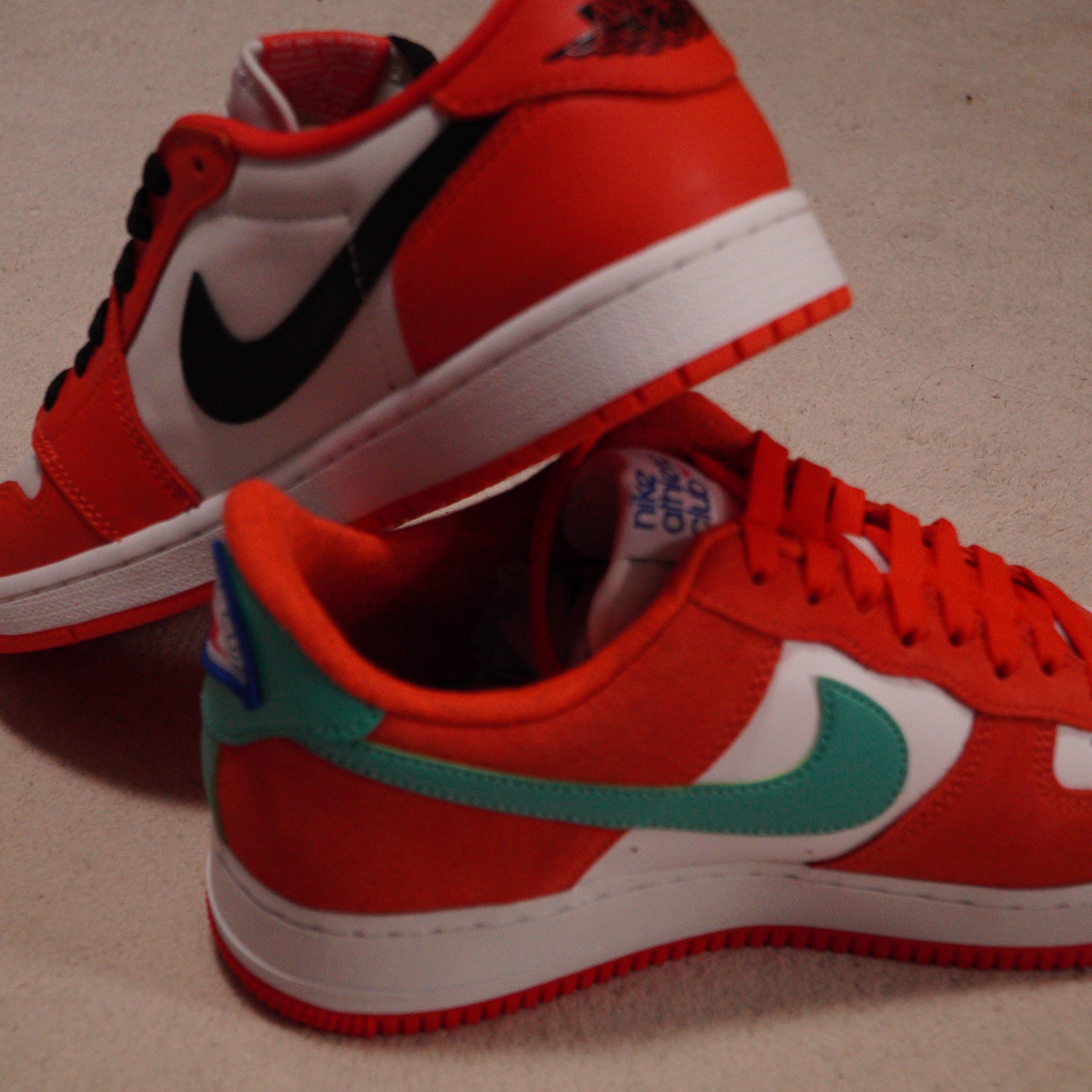 Jordan 1 Low OG Starfish, Nike Air Force 1 '07 LV8 Athletic Club Rush Orange Washed Teal 착용 스타일 - 4