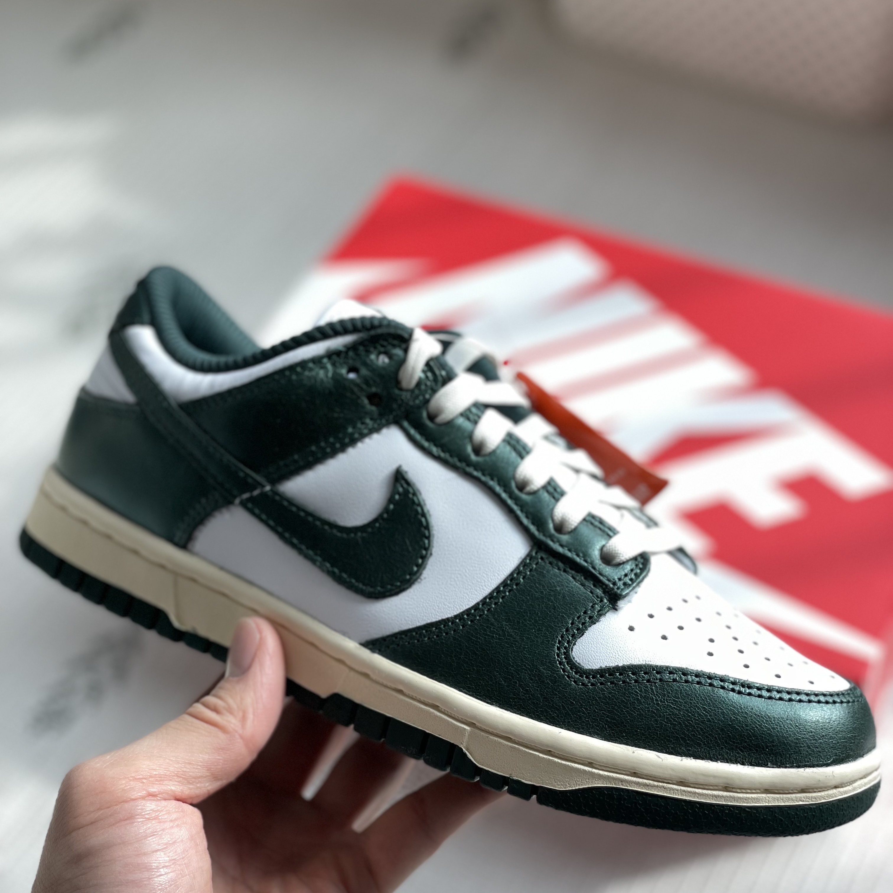 (W) Nike Dunk Low Vintage Green 착용 스타일 - 2