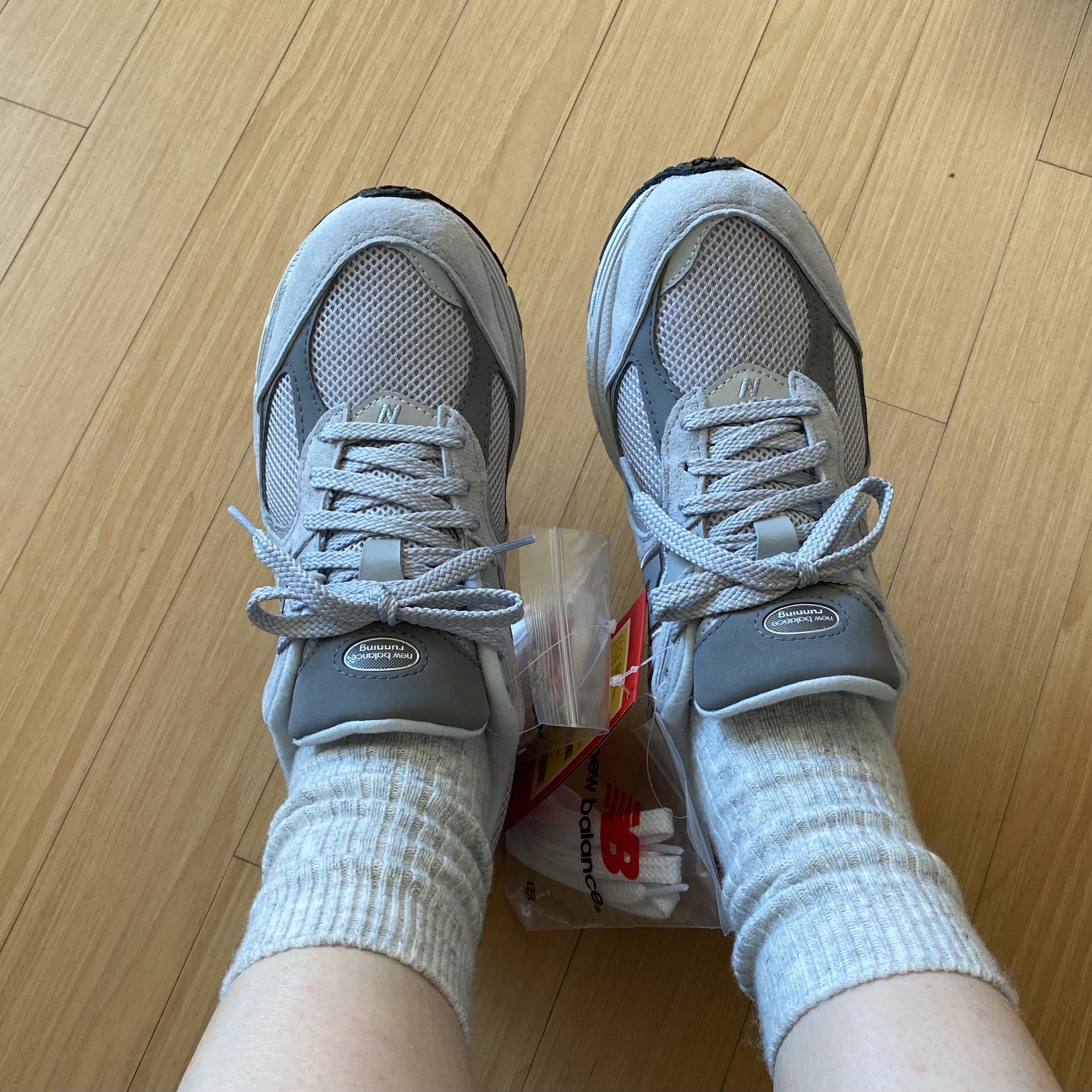 New Balance 2002R Grey, New Balance 2002R T2 Gray 착용 스타일 - 5