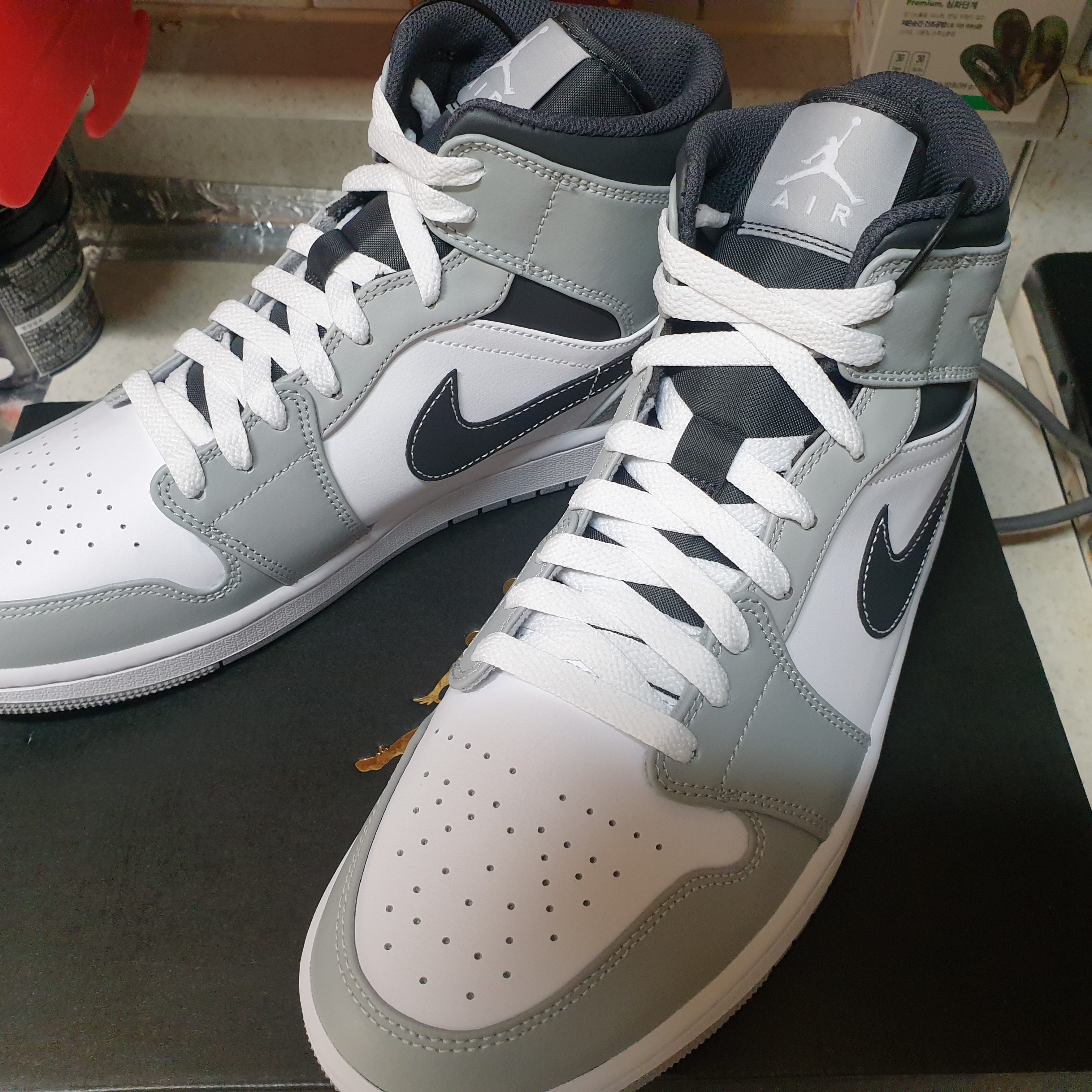Jordan 1 Mid Light Smoke Grey Anthracite 착용 스타일 - 2
