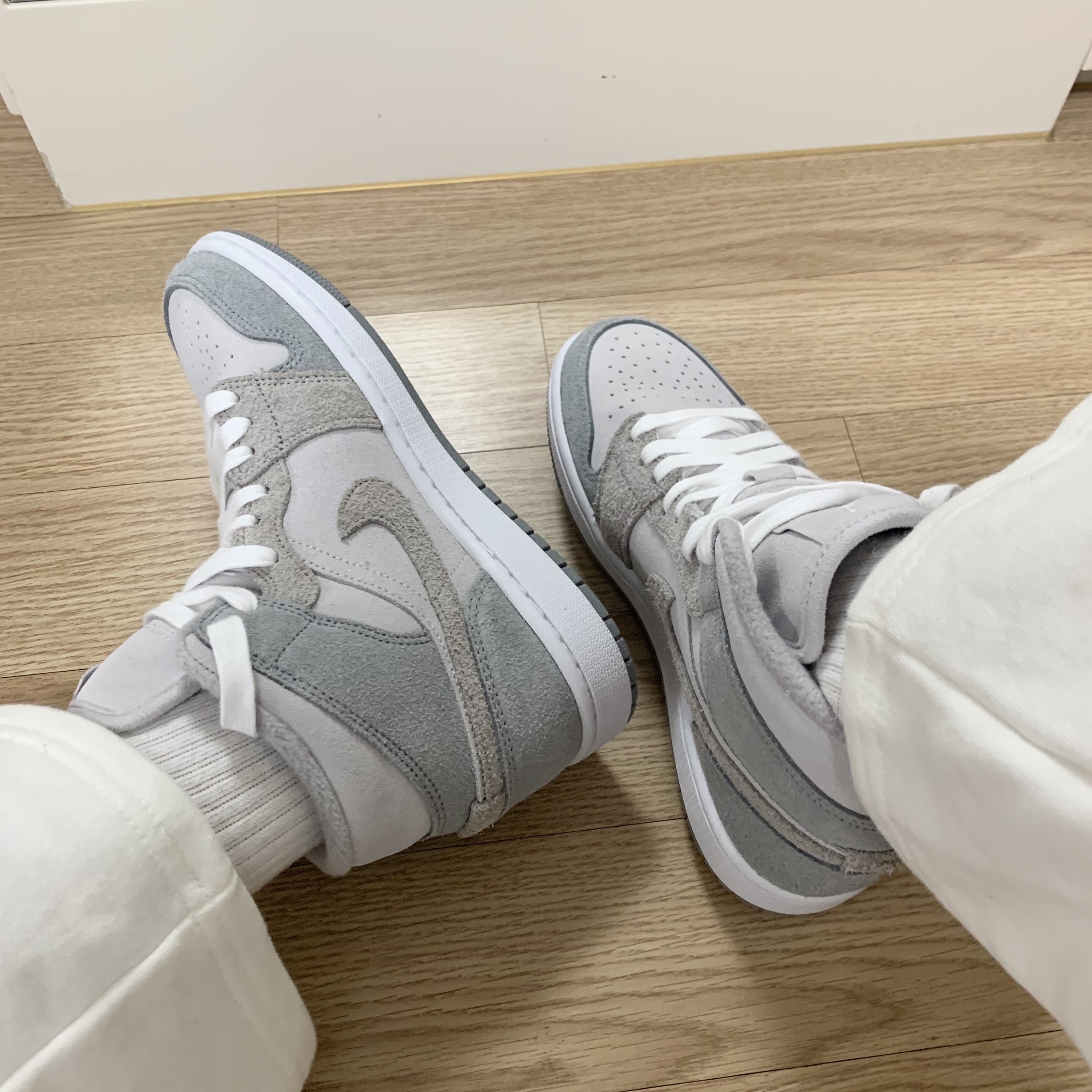 (W) Jordan 1 Mid SE Particle Grey 착용 스타일 - 1