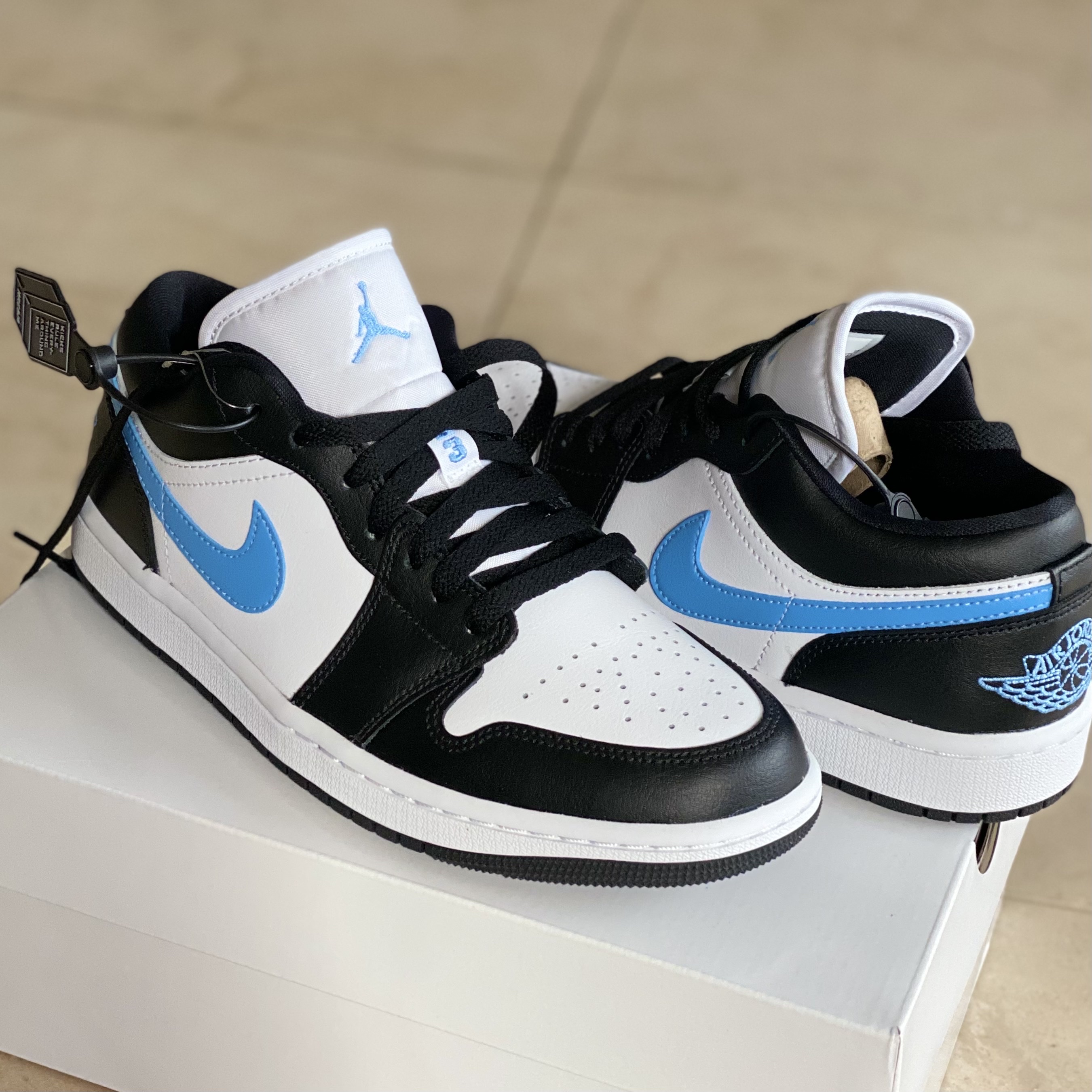 (W) Jordan 1 Low Black University Blue 착용 스타일 - 1