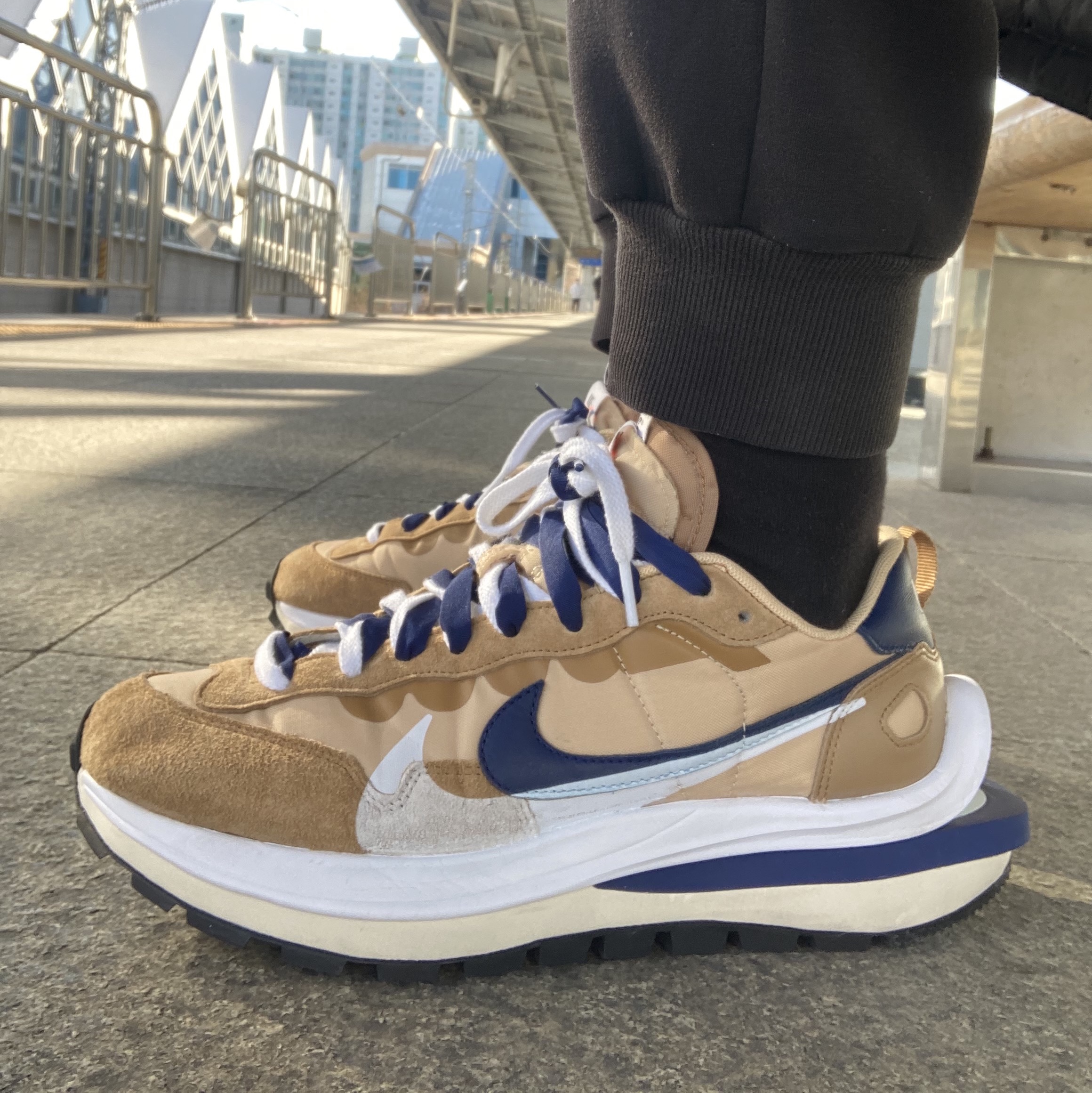 Nike x Sacai VaporWaffle Sesame and Blue Void 착용 스타일 - 2