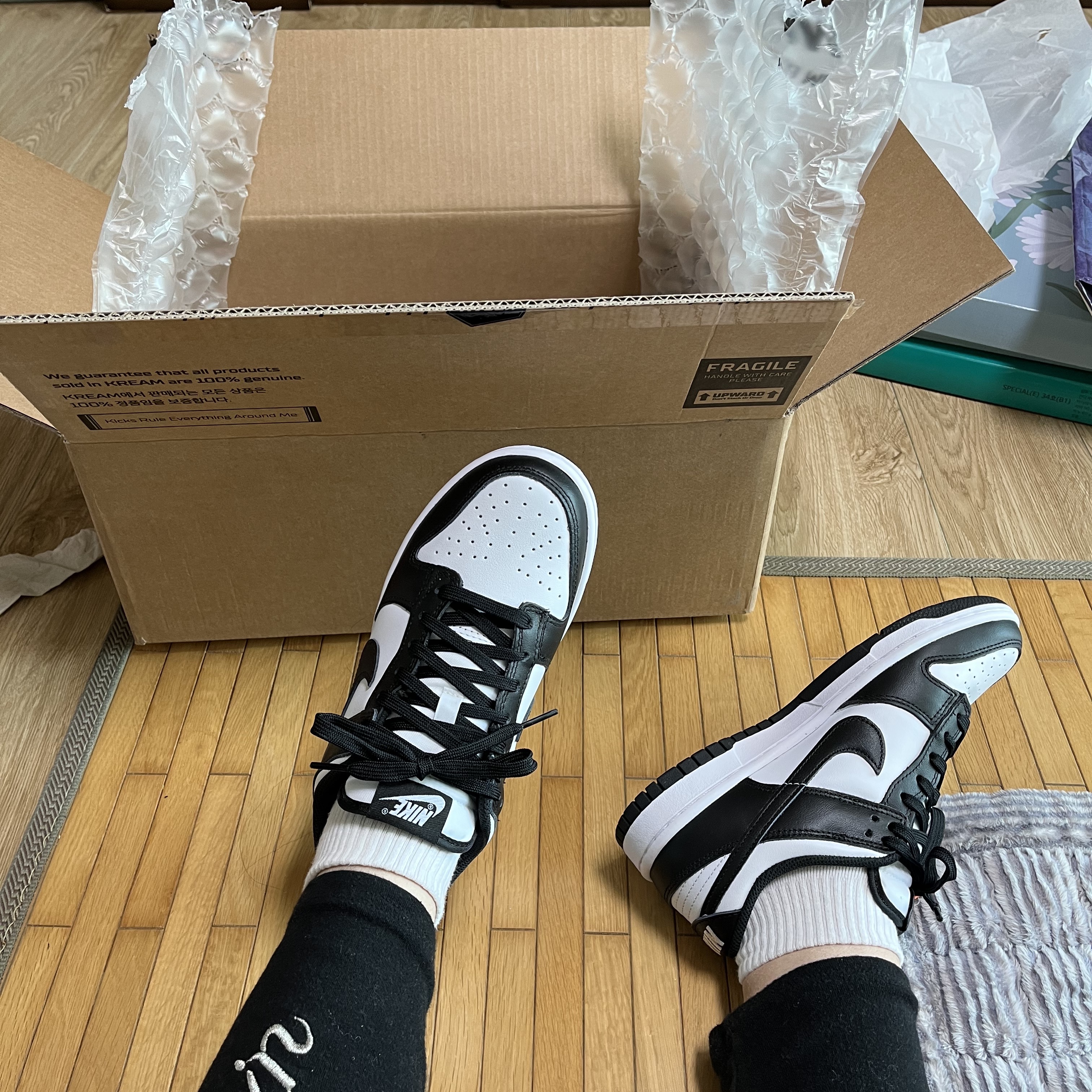 (W) Nike Dunk Low Black 착용 스타일 - 2