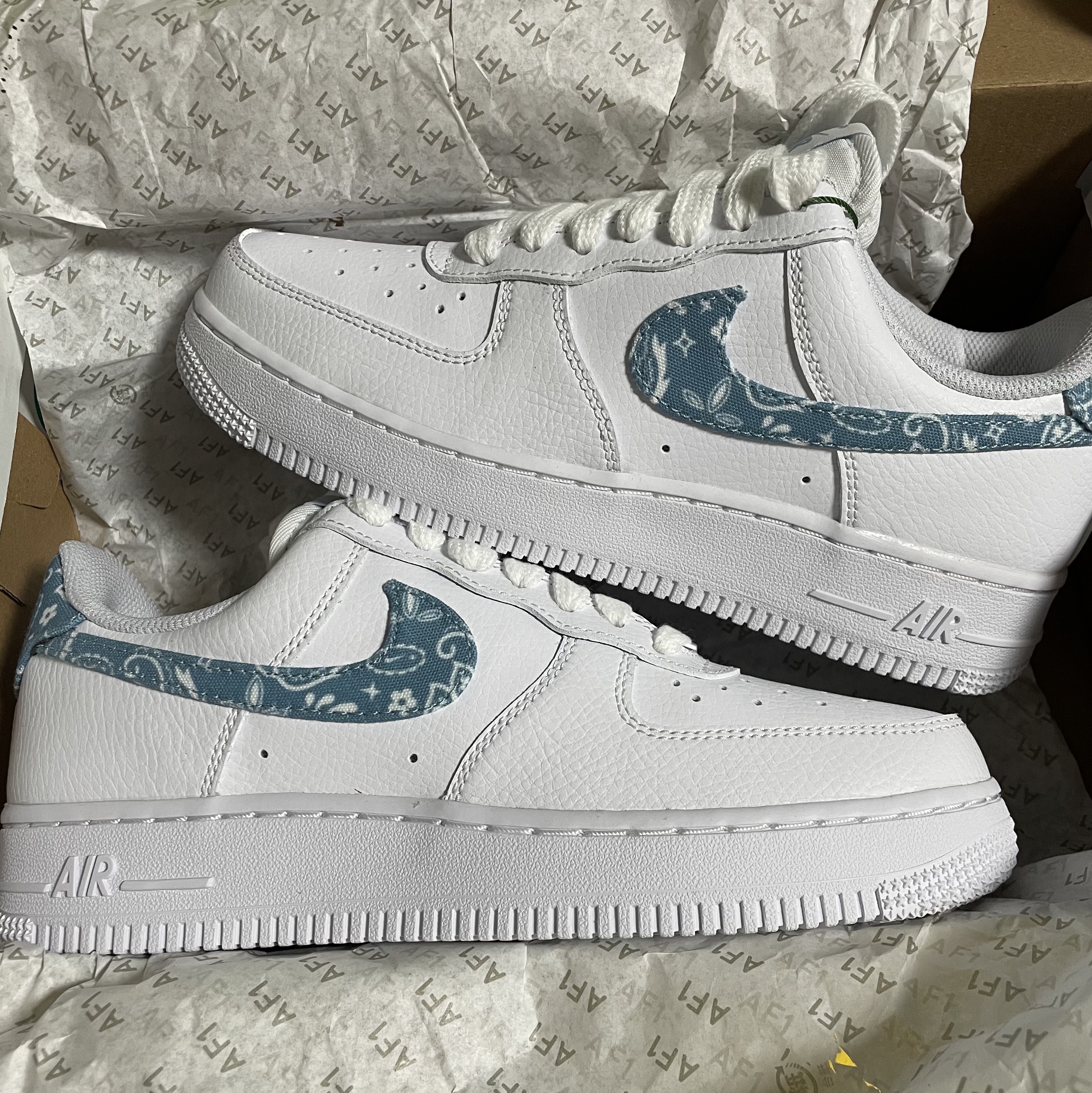 (W) Nike Air Force 1 '07 Essential Paisley Swoosh White Worn Blue 착용 스타일