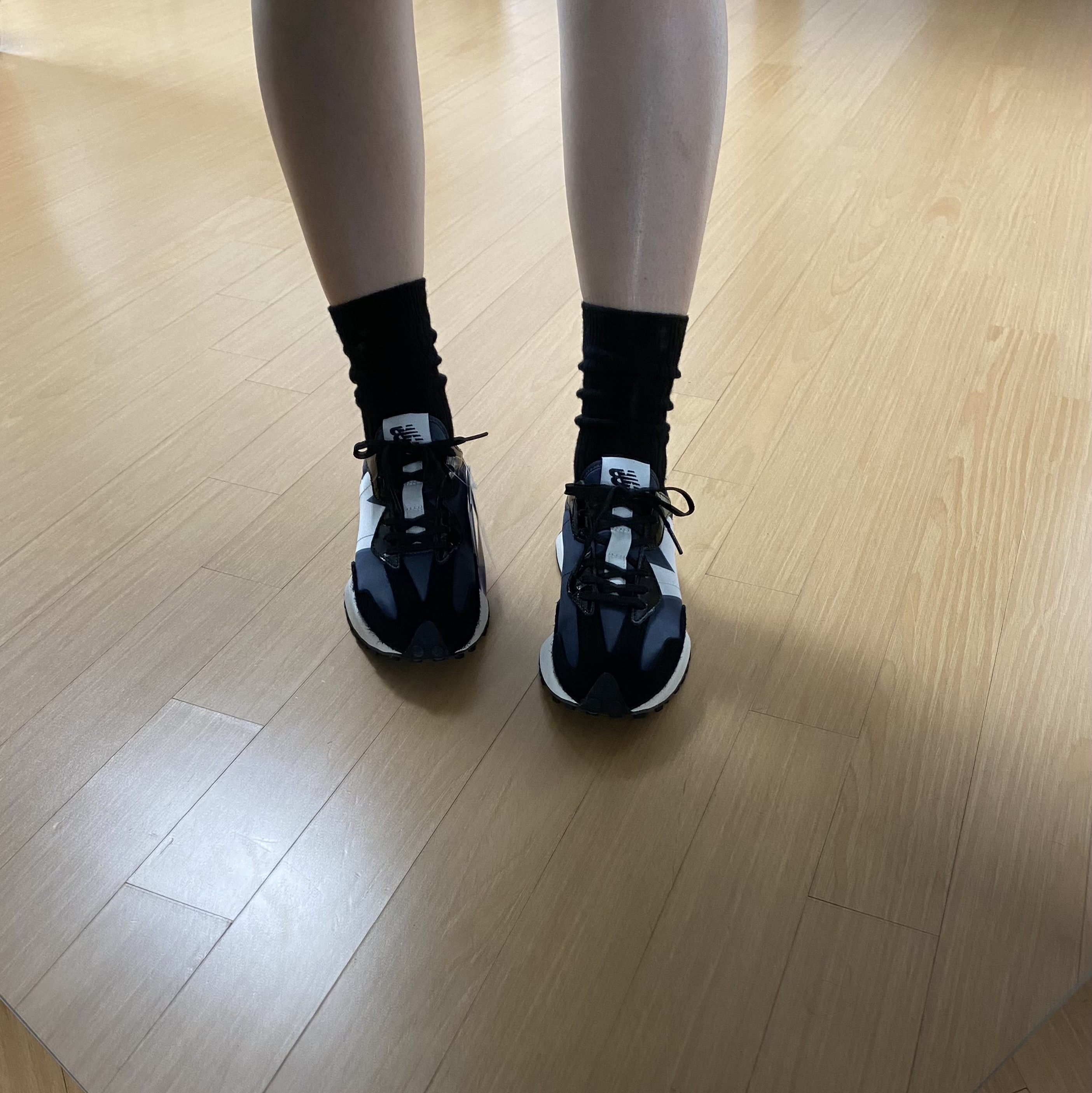(W) New Balance 327 Black Grey 착용 스타일 - 3
