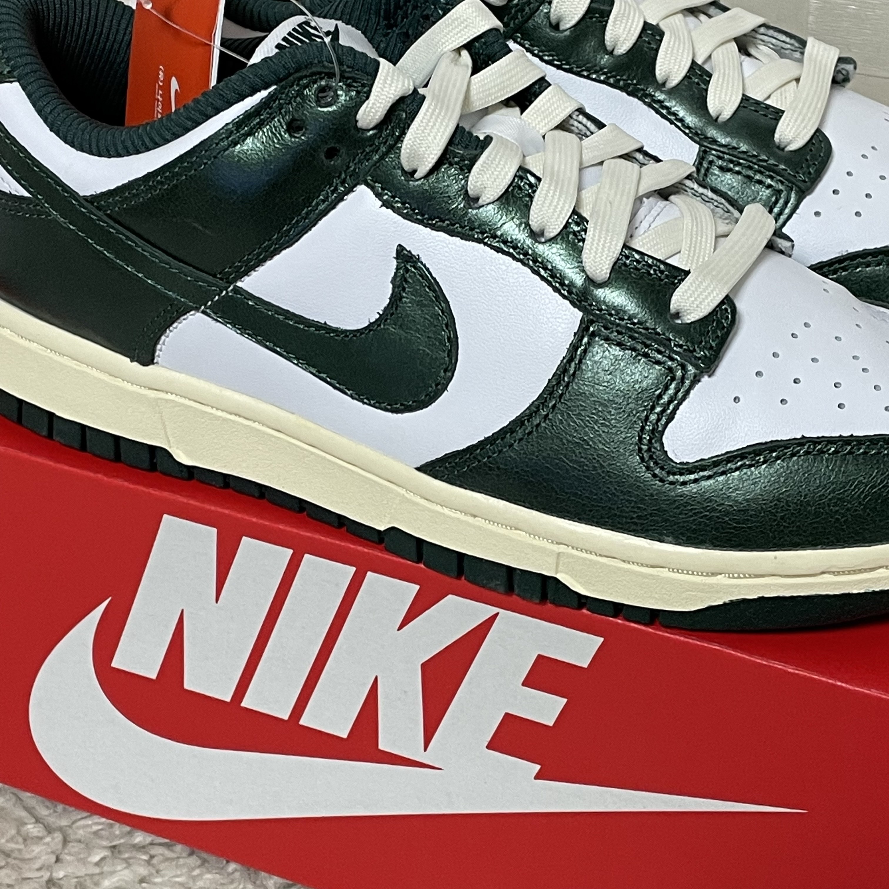 (W) Nike Dunk Low Vintage Green 착용 스타일 - 1