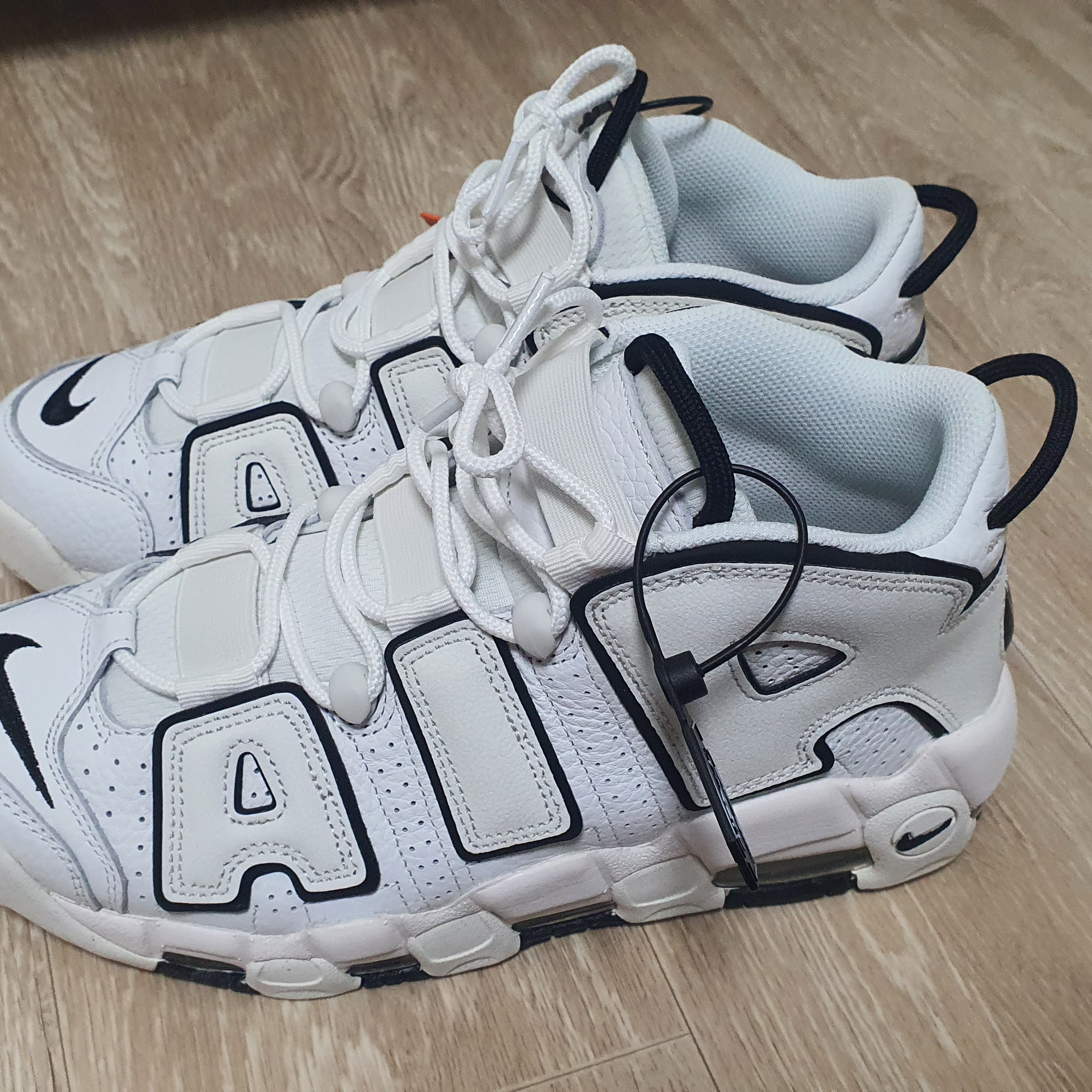 (W) Nike Air More Uptempo Summit White 착용 스타일