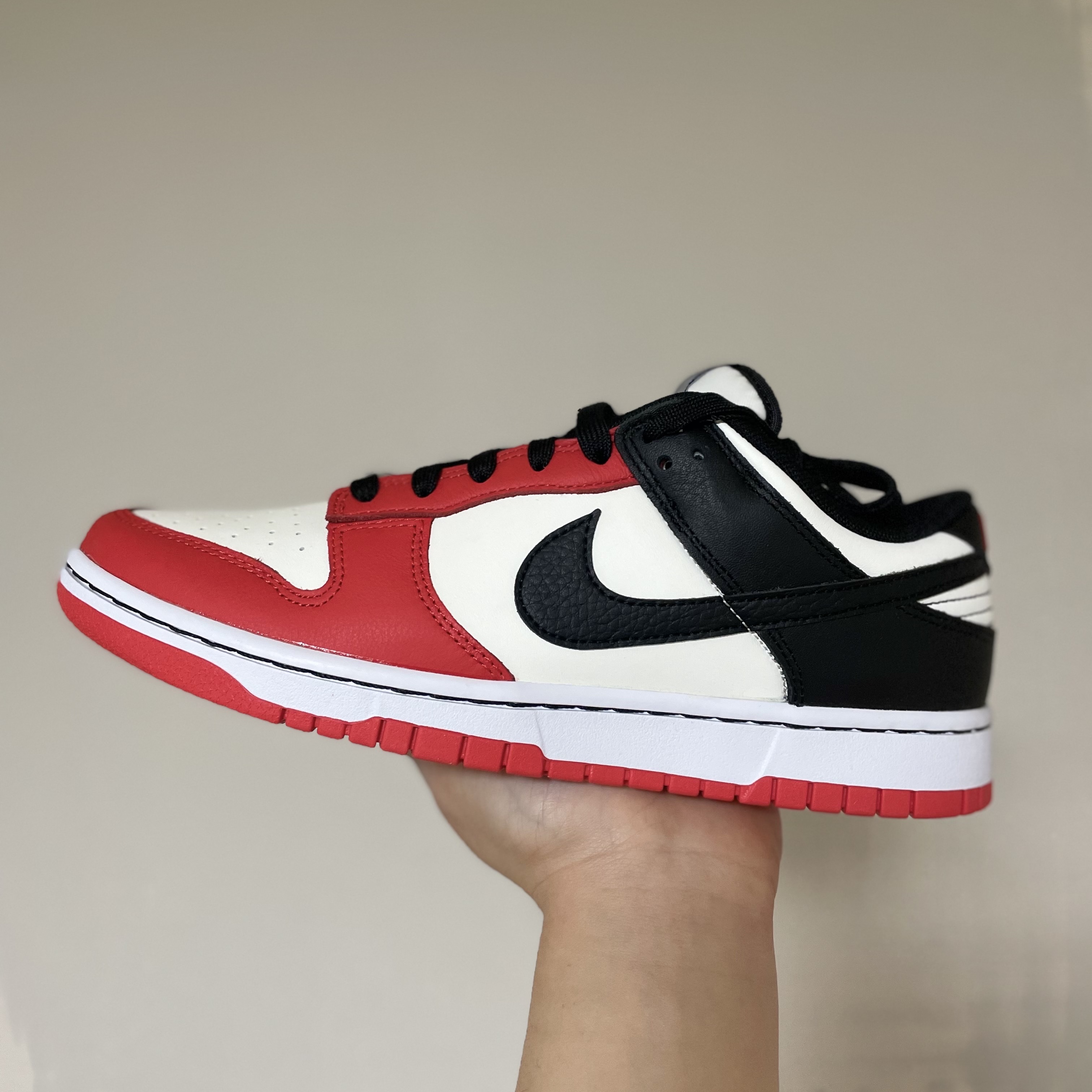 Nike x NBA Dunk Low Retro EMB Black and Chile Red 착용 스타일 - 1