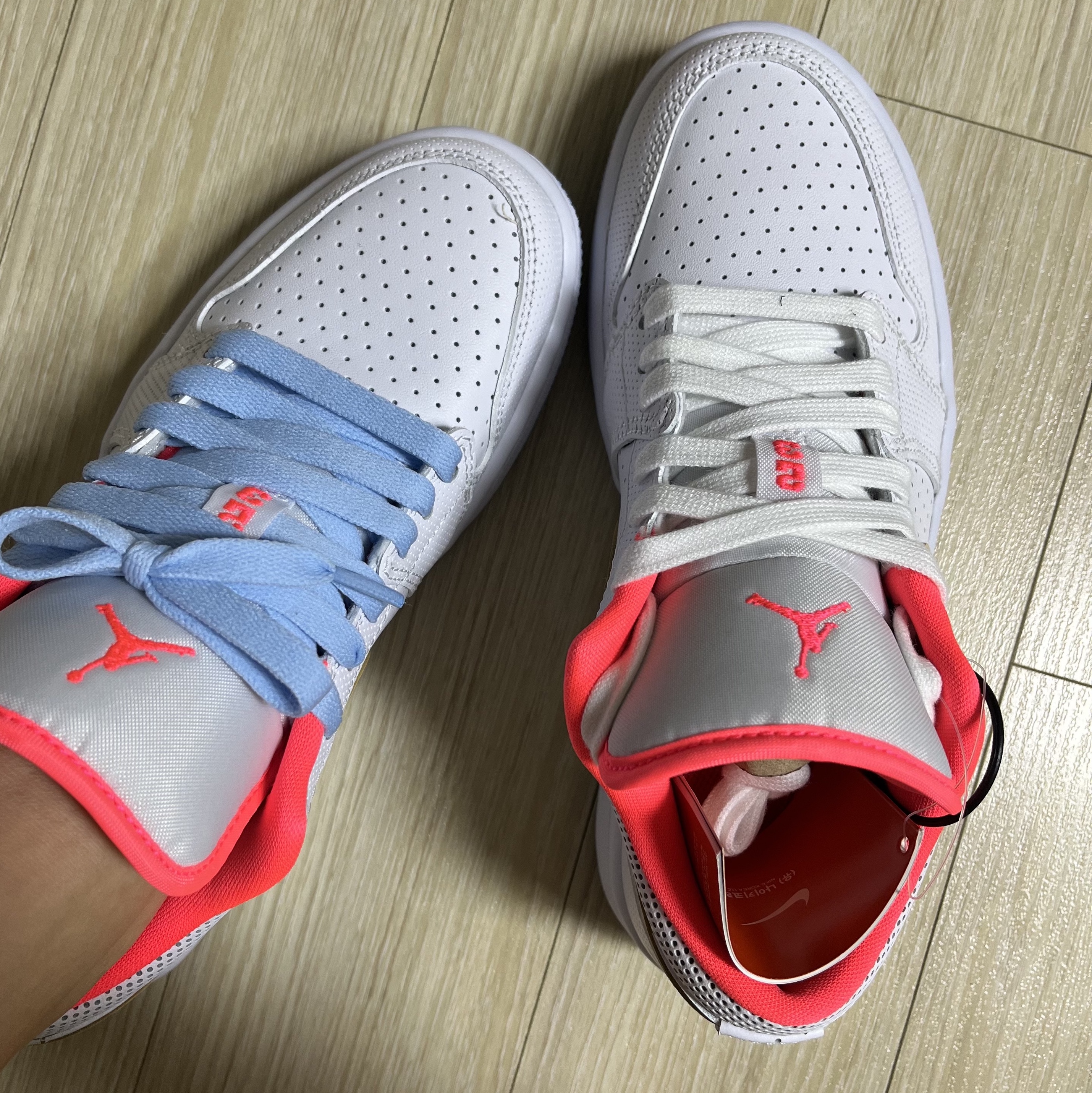 (W) Jordan 1 Low SE White Sesame 착용 스타일 - 2