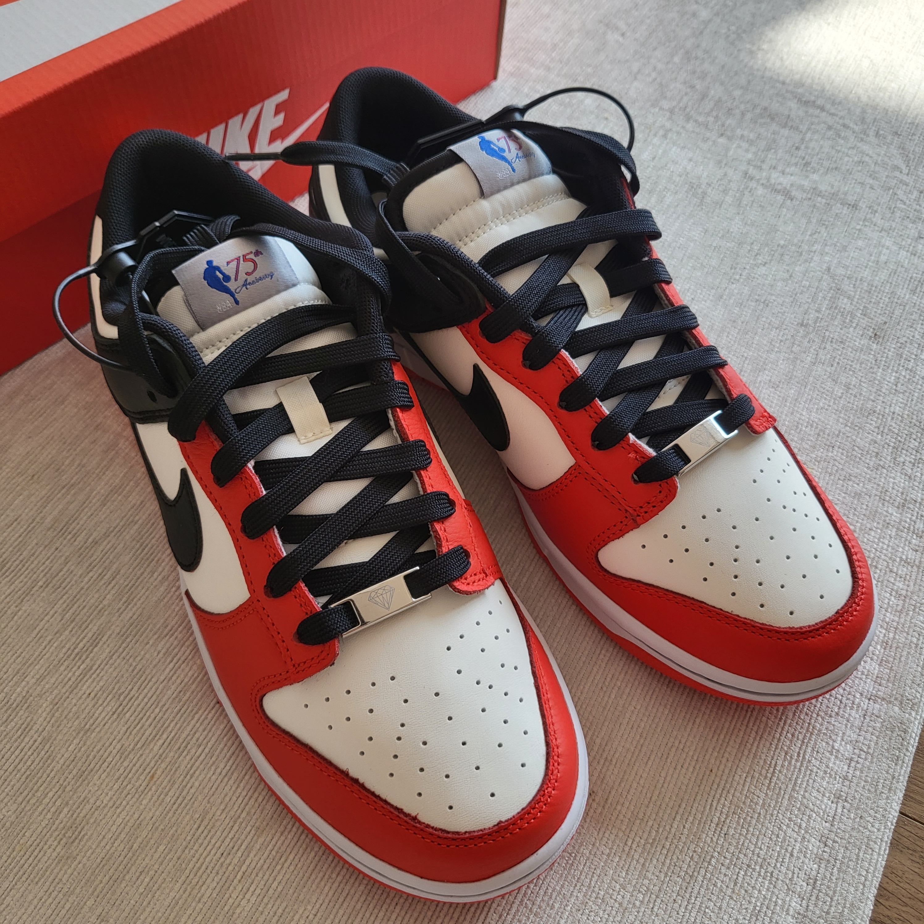 Nike x NBA Dunk Low Retro EMB Black and Chile Red 착용 스타일 - 4
