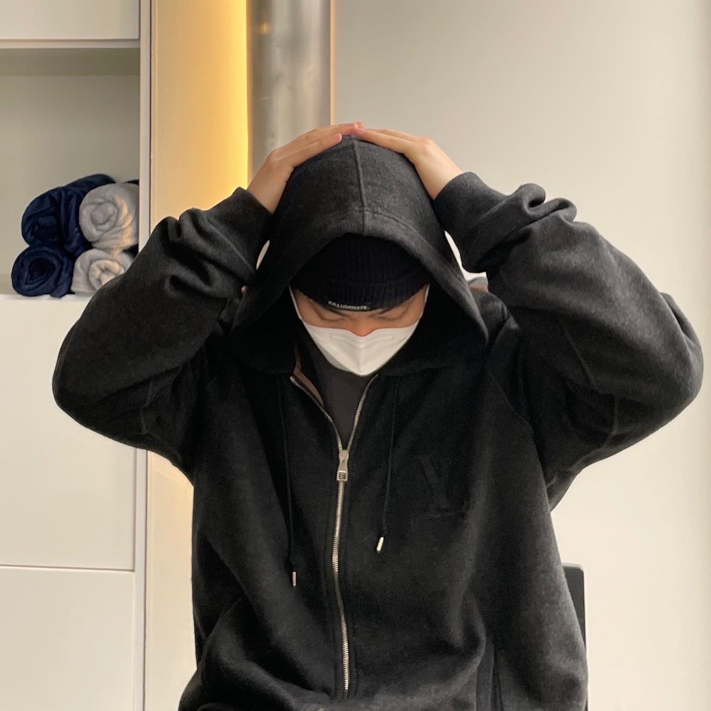 Jordan 1 Low Black Particle Grey 착용 스타일 - 2