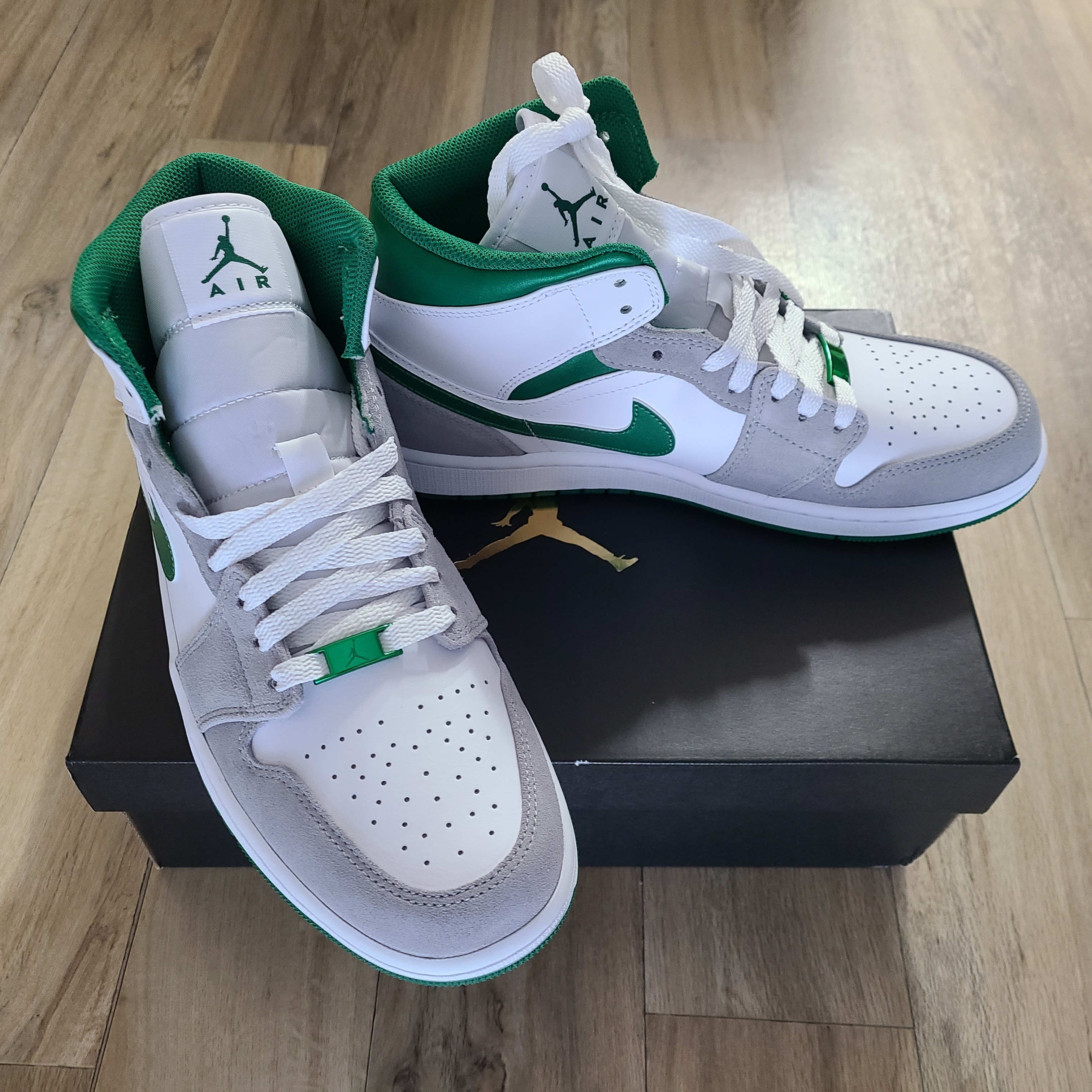 Jordan 1 Mid SE Pine Green Light Smoke Grey 착용 스타일