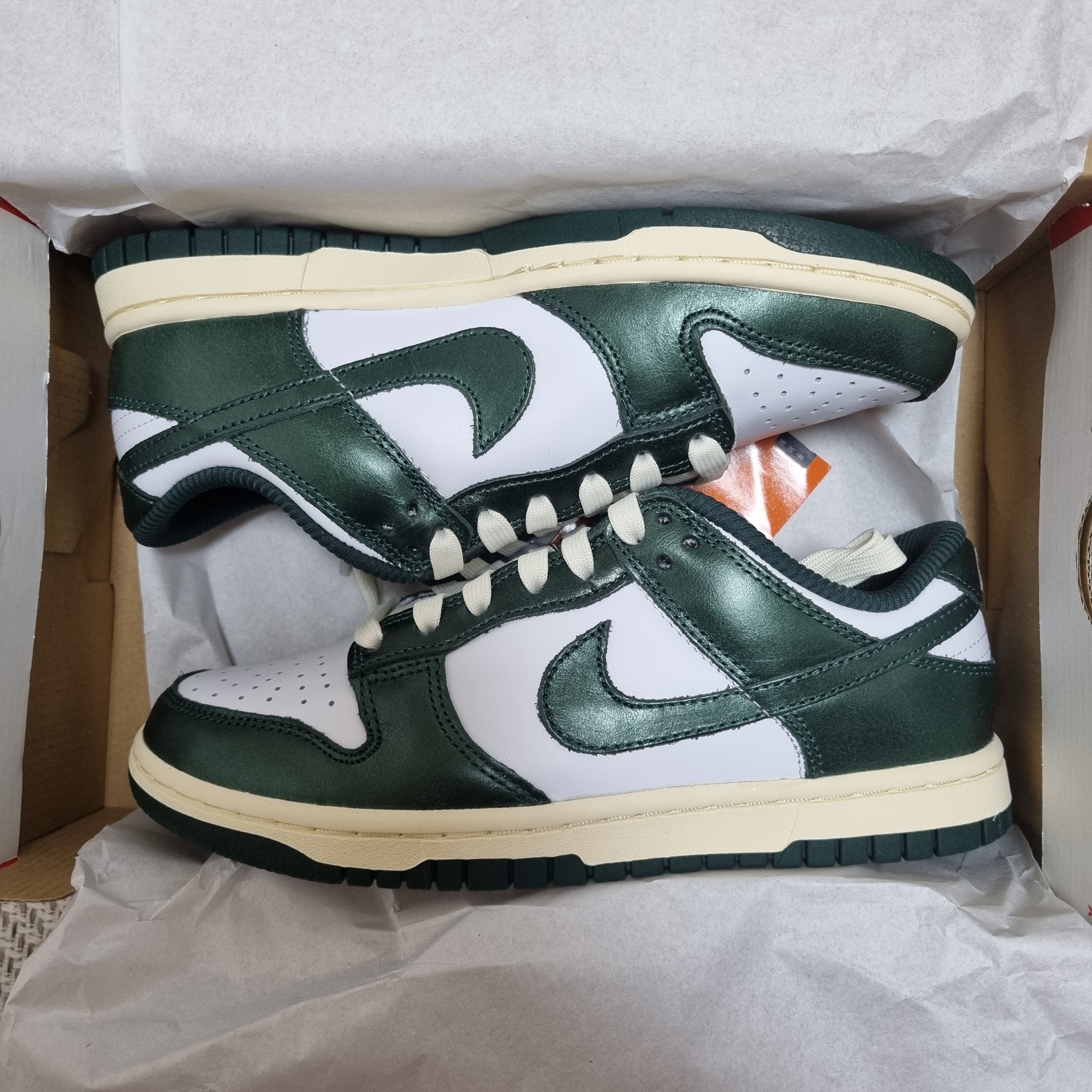 (W) Nike Dunk Low Vintage Green 착용 스타일 - 3