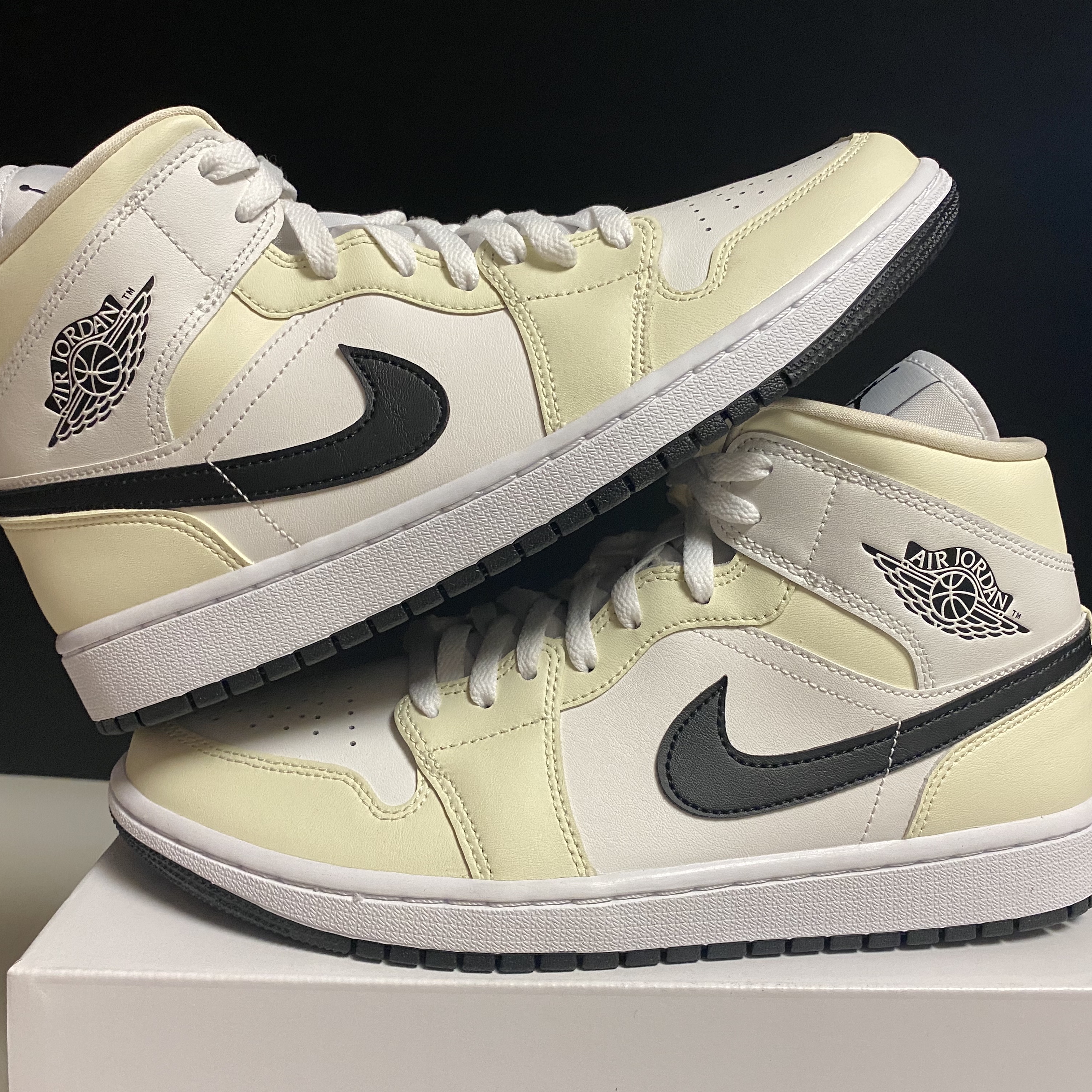 (W) Jordan 1 Mid Coconut Milk 착용 스타일 - 3